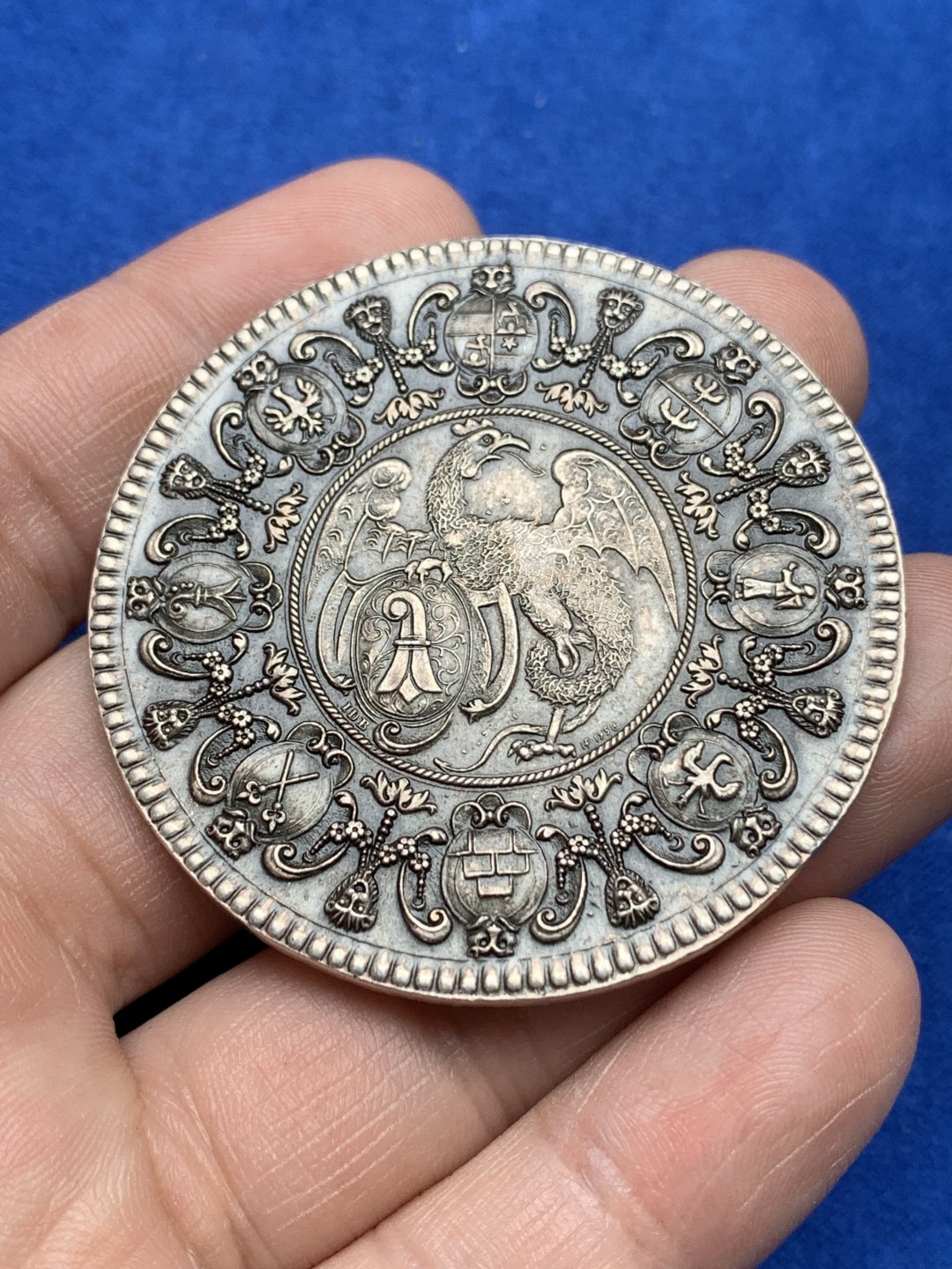 《竞宝斋》第157场-法国八角与章 专场！周日，周一，周四 3场 (全场包邮) 瑞士巴塞尔城市景观银章，珠状圆圈内港口有七艘船，背面带巴塞尔手臂的有翼龙，位于各种盾牌的中心圆内，38.16g，52mm，925银 1958铸造