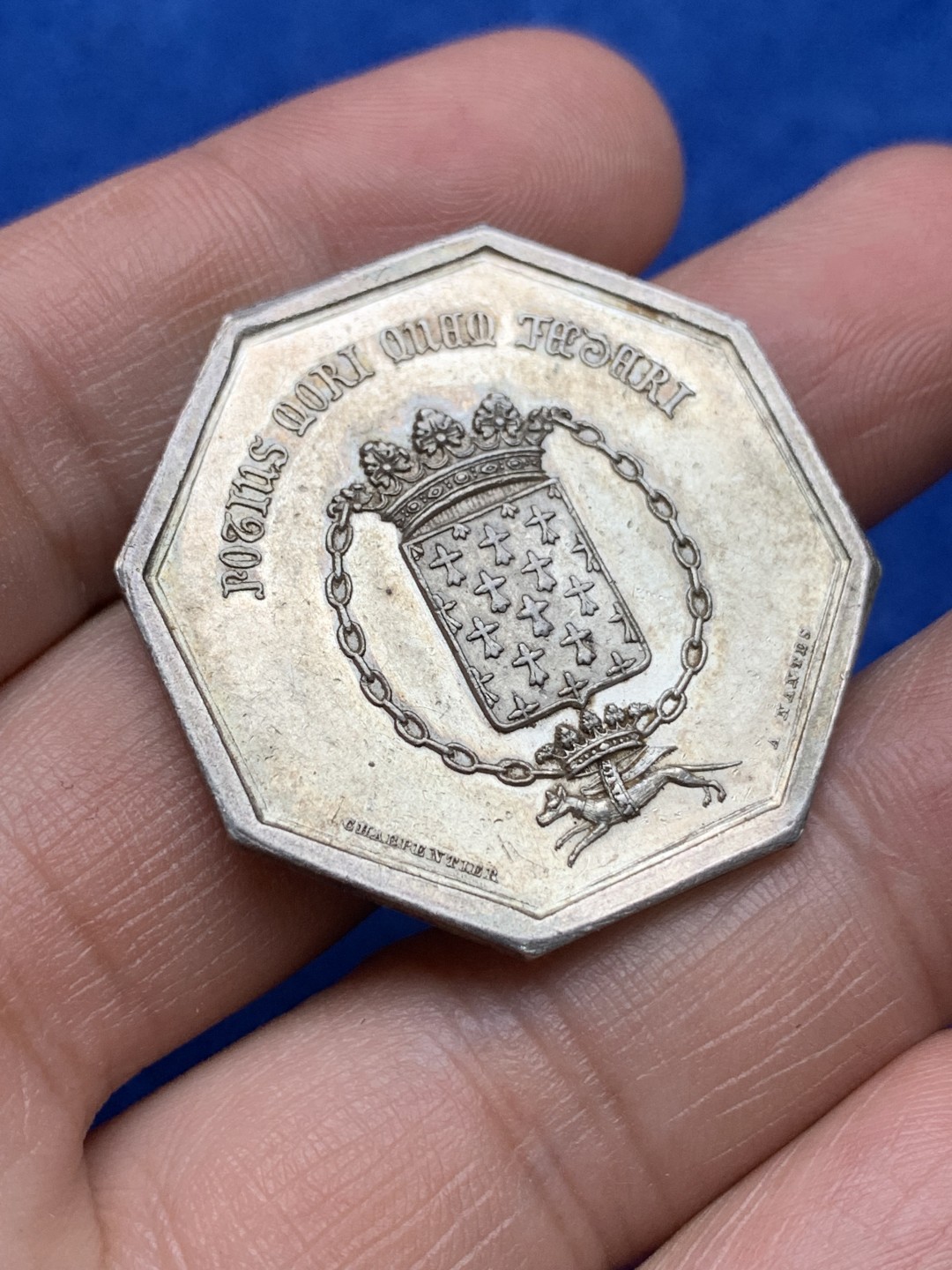 《竞宝斋》第157场-法国八角与章 专场！周日，周一，周四 3场 (全场包邮) 法国八角银质代币，布列塔尼保险公司，狗背圈圈，13.33g，34.5mm，手指边铭