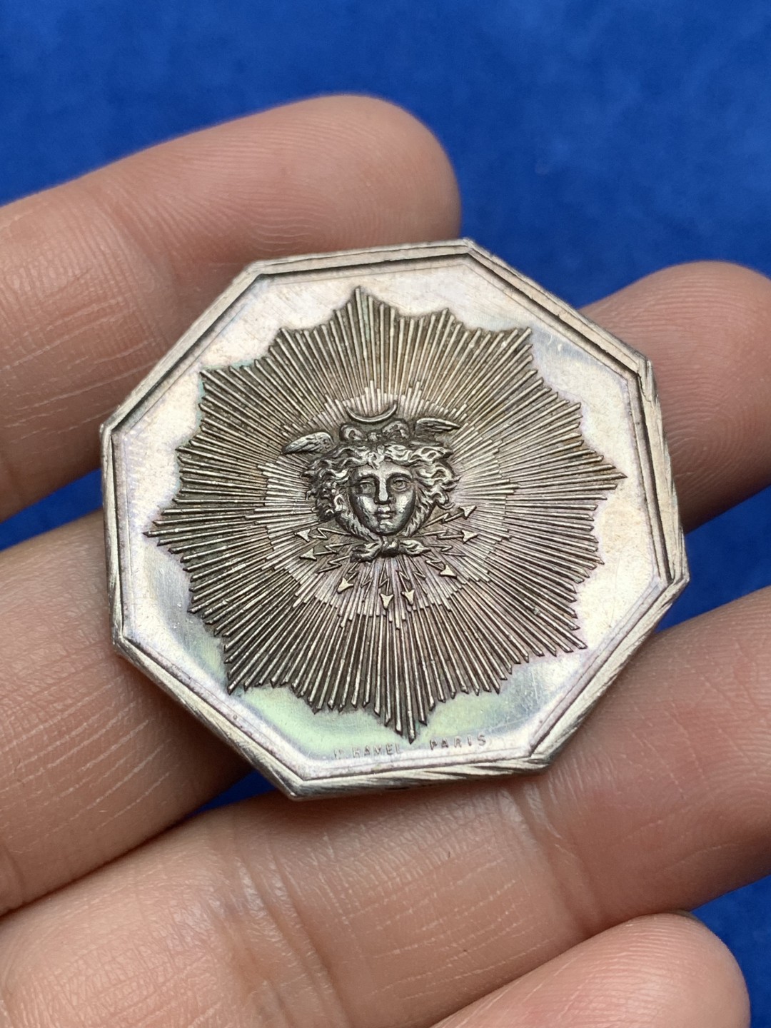 《竞宝斋》第157场-法国八角与章 专场！周日，周一，周四 3场 (全场包邮) 法国八角银质代币，太阳保险公司，正面太阳神阿波罗，18.59g，36.3mm，丰饶角边铭