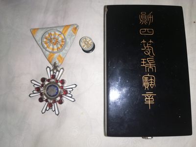 苏/日章略盒混拍 - 日本明治—大正时代四钉版四级瑞宝章加盒略