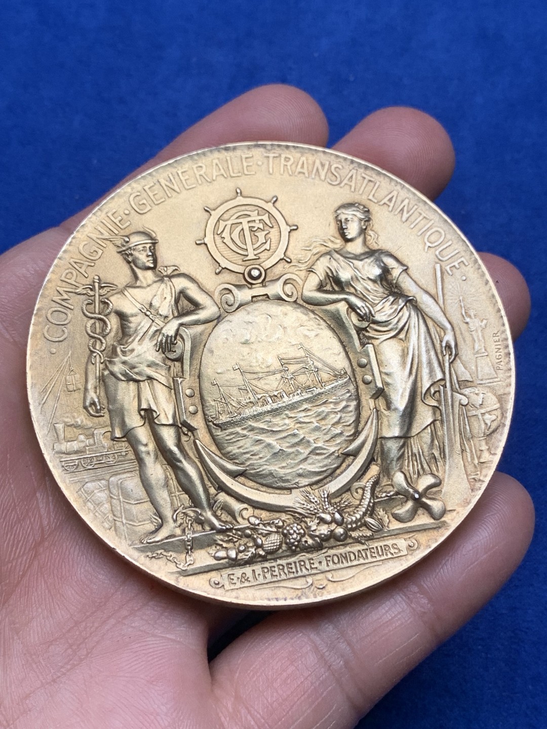 《竞宝斋》第157场-法国八角与章 专场！周日，周一，周四 3场 (全场包邮) 法国镀金银章，跨大西洋运输公司，航海和商业之神围绕着一艘椭圆的船，船停在锚上，女神后面是大西洋彼岸纽约的自由女神，167.59g，68mm，密涅瓦银标