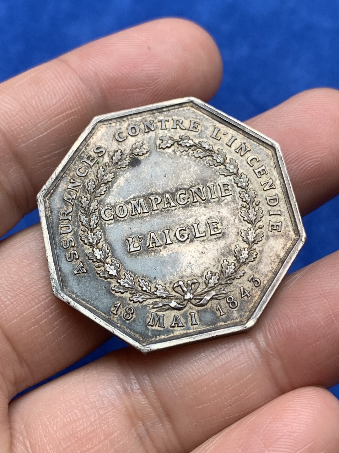 《竞宝斋》第157场-法国八角与章 专场！周日，周一，周四 3场 (全场包邮) 法国八角银质代币，雄鹰保险，引用拿破仑徽章的老鹰，21.49g，36.4mm，丰饶角边铭