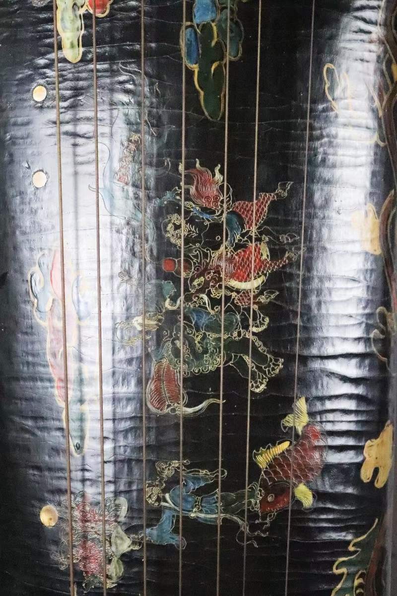 旧藏 明后期桐木《正合式古琴》，造型素静 大方 线条平滑，故被世人称做素琴 旧藏 明后期桐木《正合式古琴》，造型素静 大方 线条平滑，故被世人称做素琴