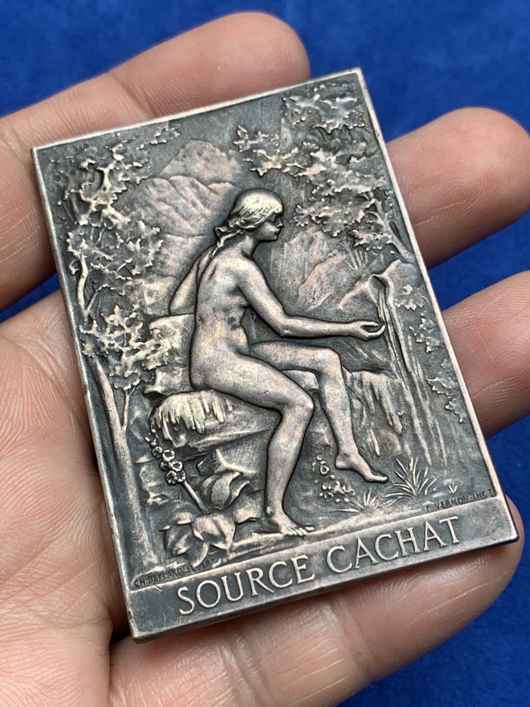 《竞宝斋》第157场-法国八角与章 专场！周日，周一，周四 3场 (全场包邮) 法国方形镀银铜章，1902年依云温泉落成典礼，66.25g，44.2*63.8mm，背面是从湖上看艾维昂市的景观