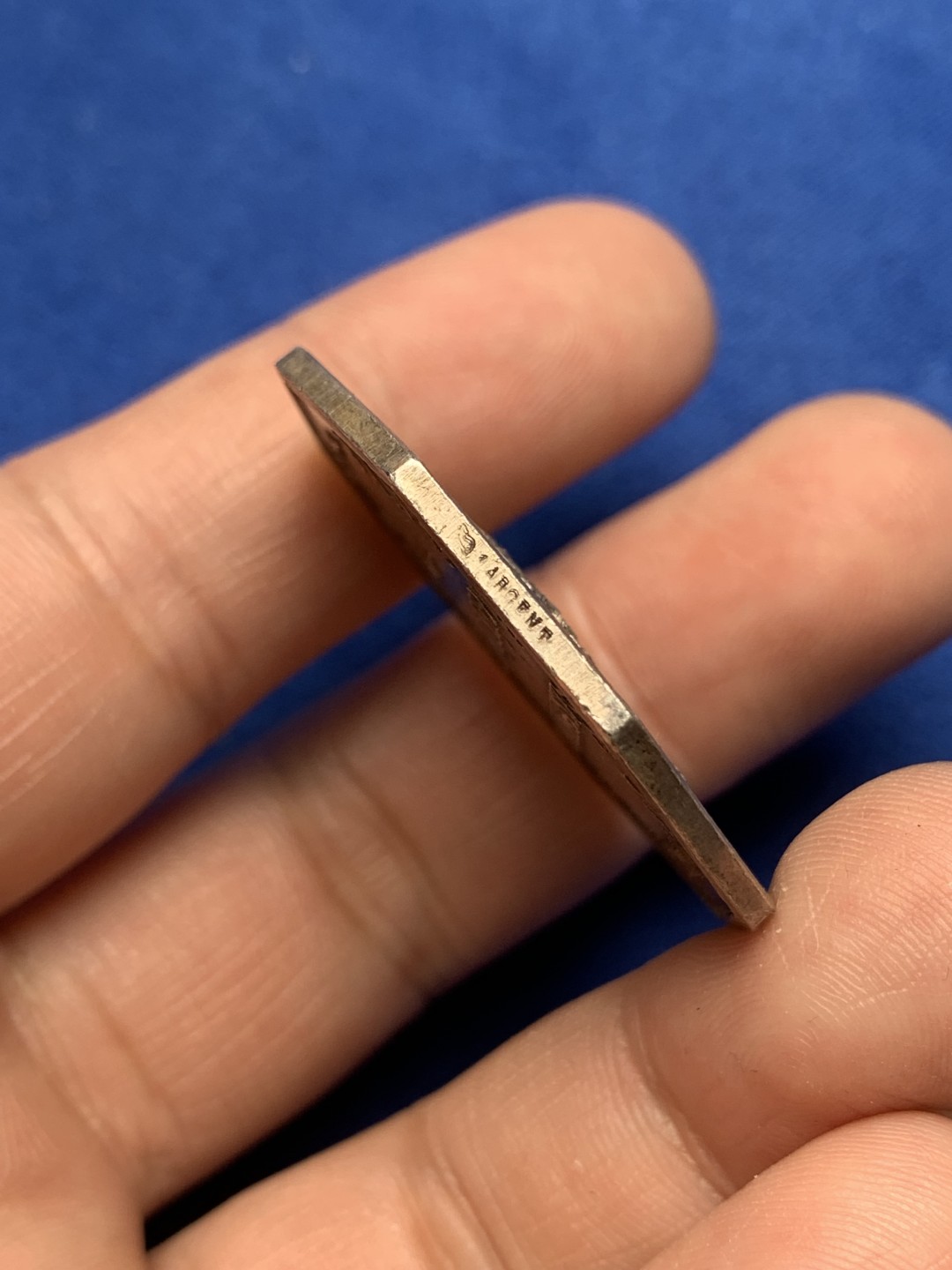 《竞宝斋》第157场-法国八角与章 专场！周日，周一，周四 3场 (全场包邮) 法国八角银质代币，21.09g，36.5mm，丰饶角边铭。巴黎与荷兰信贷银行，正面的左边是巴黎的巴黎的盾牌，右边是荷兰王国的狮子持剑盾牌，在荷兰2.5盾的银币上经常能看到这个狮子，这家银行1872年成立于巴黎，主要作为投资银行运营，今更名为BNP-Paribas。金色包浆映衬着盾徽非常漂亮