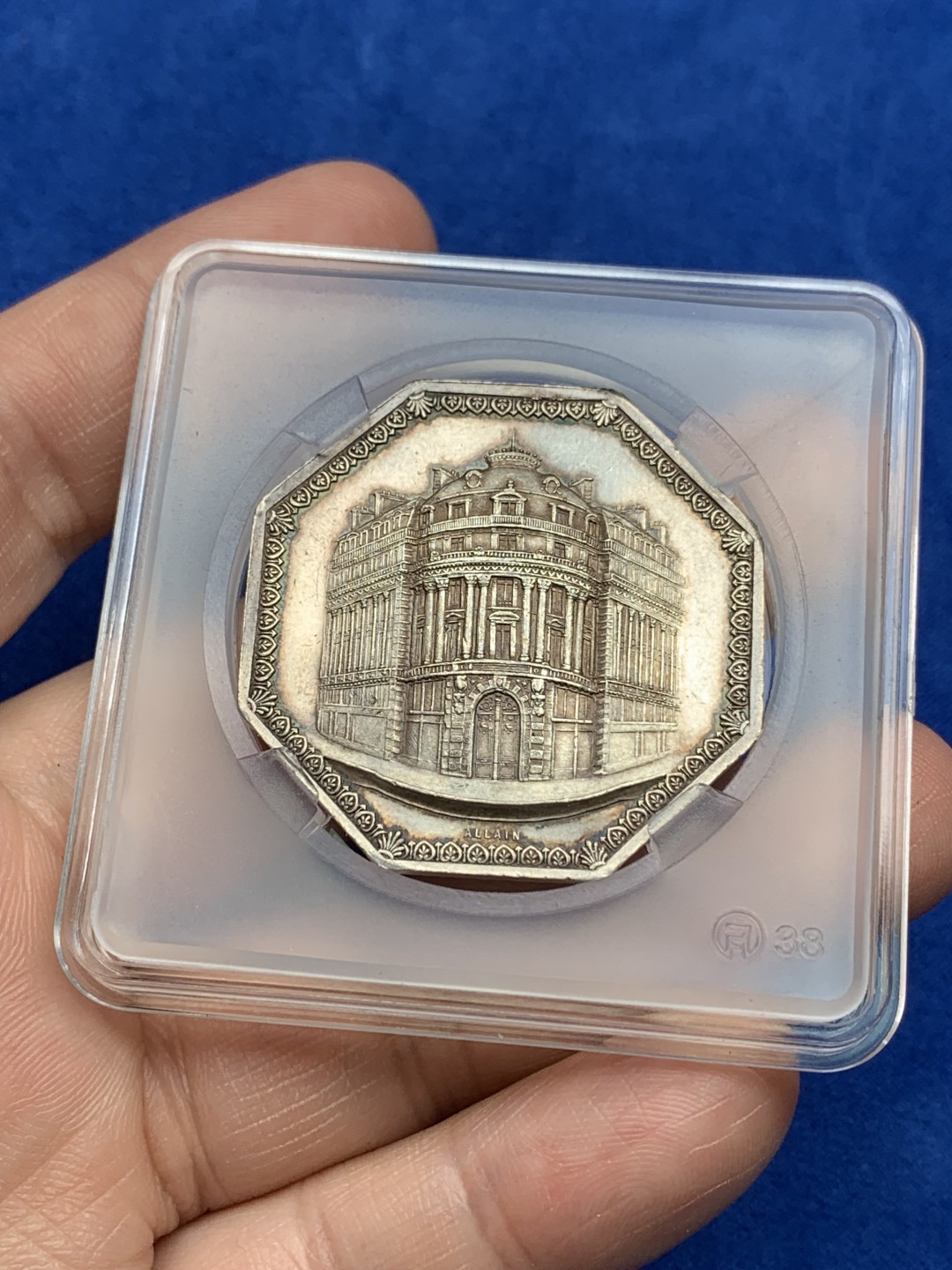 《竞宝斋》第157场-法国八角与章 专场！周日，周一，周四 3场 (全场包邮) 法国八角银质代币，法国信用储蓄银行，正面是公司大楼处巴黎歌剧院，23.25g，37.7mm，蜜蜂边铭，黄油光