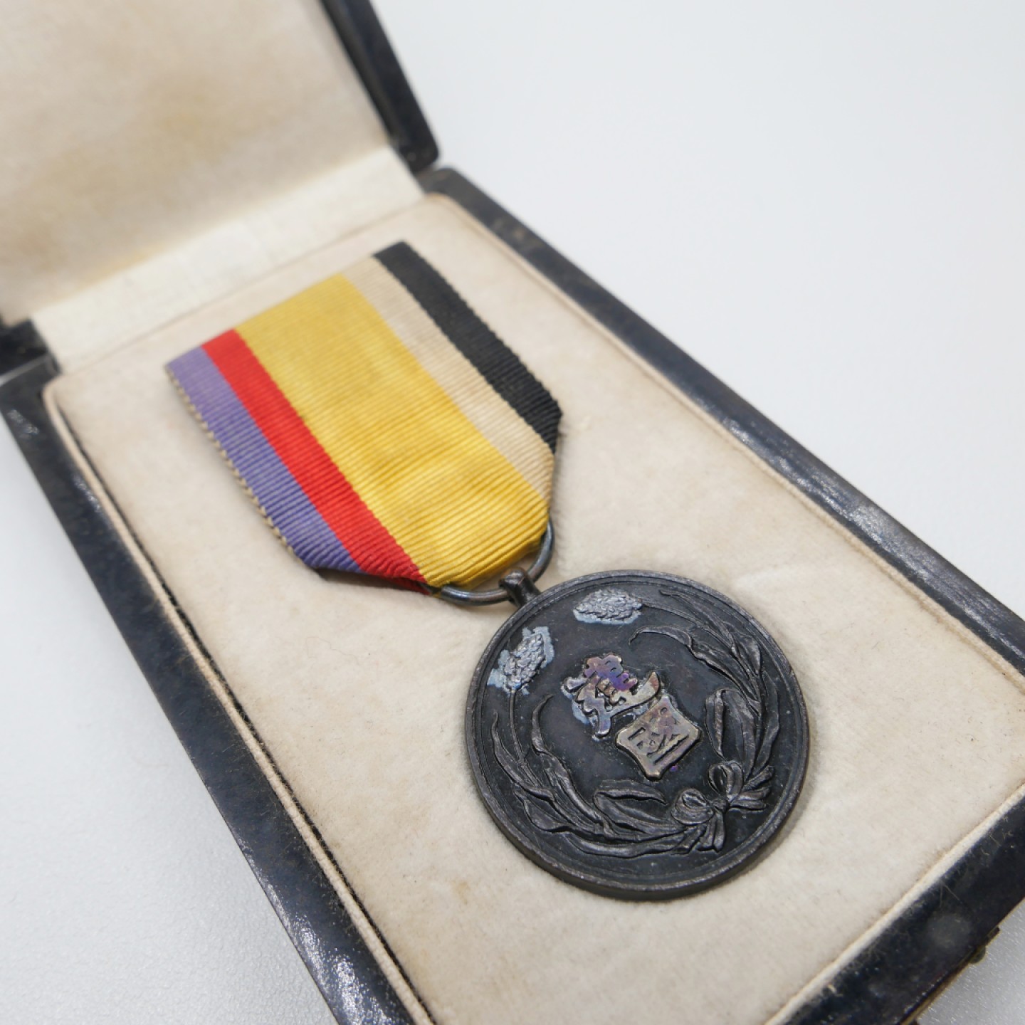 交易所2023-4-22群拍 侵略铁证勿忘历史-伪满建国功劳章，原盒