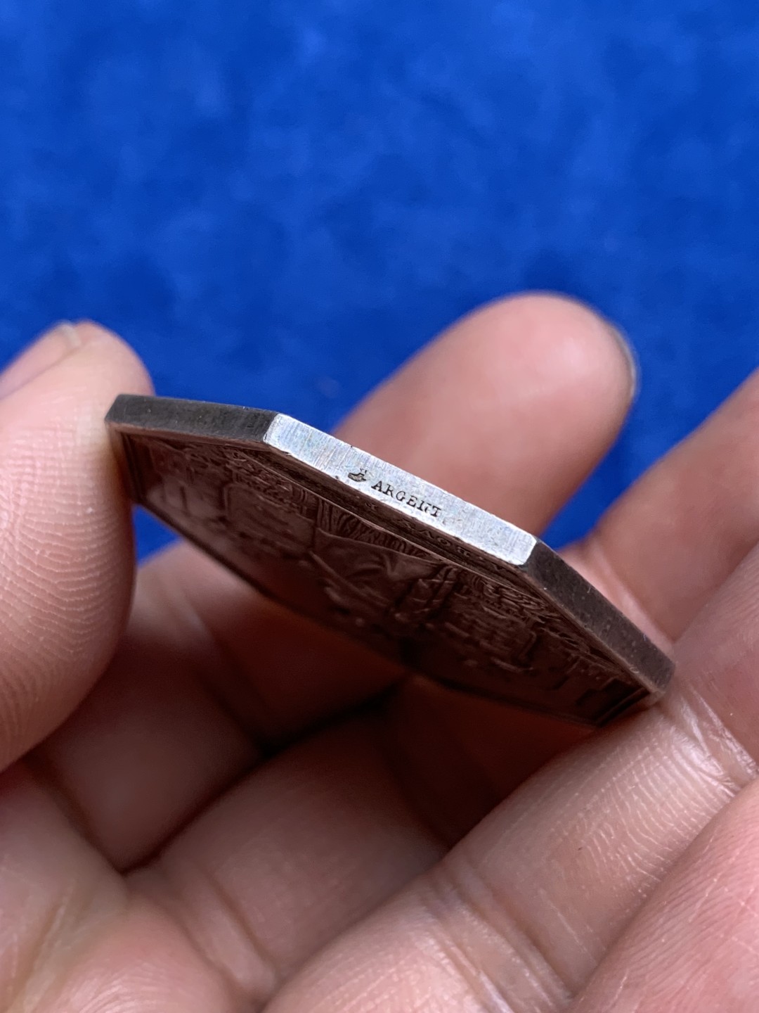 《竞宝斋》第157场-法国八角与章 专场！周日，周一，周四 3场 (全场包邮) 法国八角银质代币，巴黎到奥尔良铁路通航，手持双蛇权杖的女神两边分别代表两个城市的纹章，其后是轰隆的火车，脚下是代表丰收的丰饶角，要致富，先修路，21.31g，36.5mm，少见船首边铭（1842-1845），瑞士名家Bovy作品