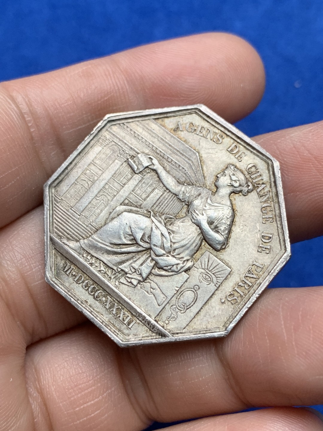 《竞宝斋》第157场-法国八角与章 专场！周日，周一，周四 3场 (全场包邮) 法国八角银质代币，巴黎证交所，审慎之神普鲁登斯坐于证交所建筑之前，19.58g，36.3mm，油灯边铭，12点方向有过挂件痕迹