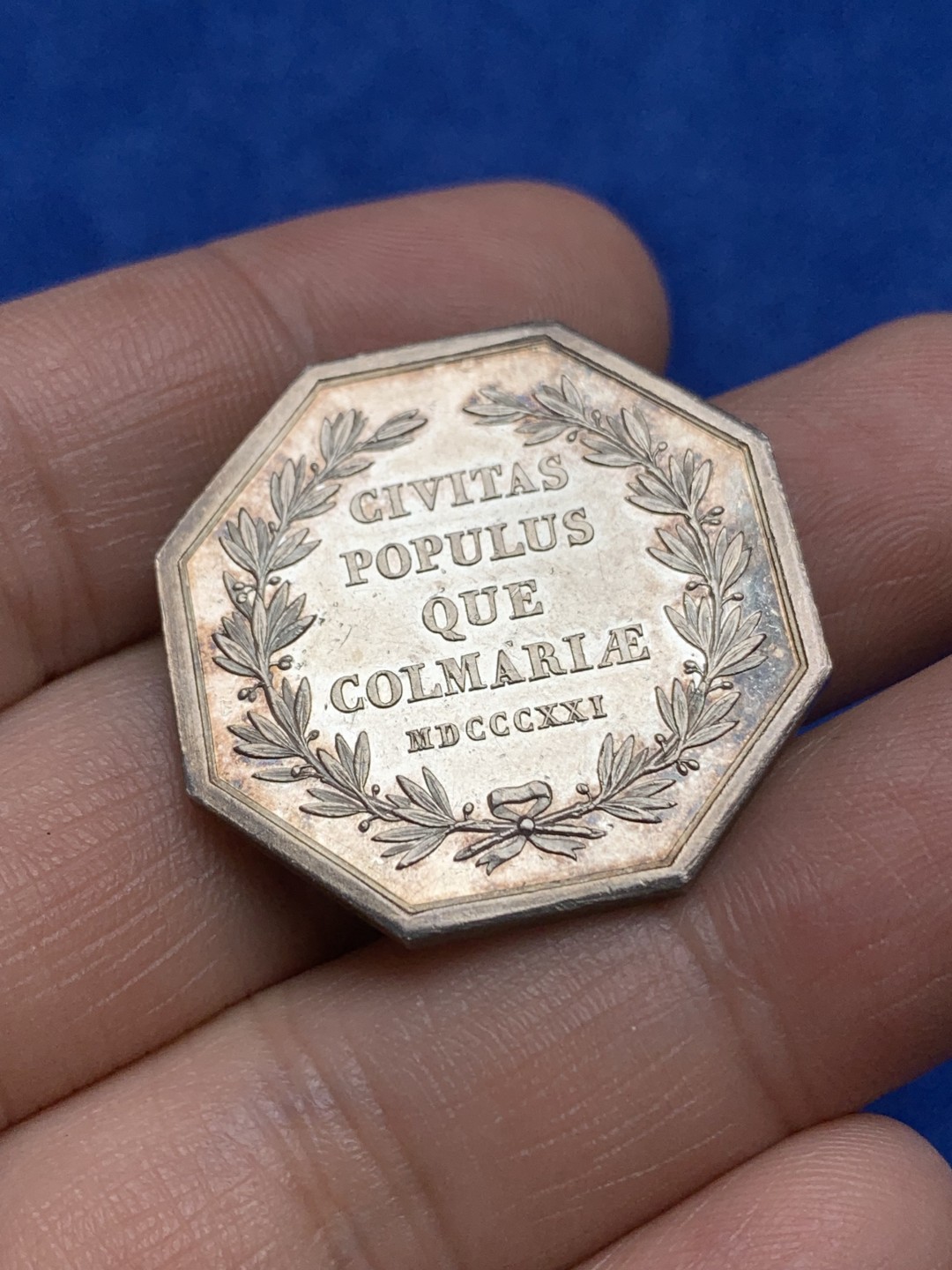 《竞宝斋》第157场-法国八角与章 专场！周日，周一，周四 3场 (全场包邮) 法国八角银质代币，科尔玛市政厅，12.8g，30.4mm，1832之前无边铭，金色包浆，正面的瓜果蔬菜和魔法棒保存完好