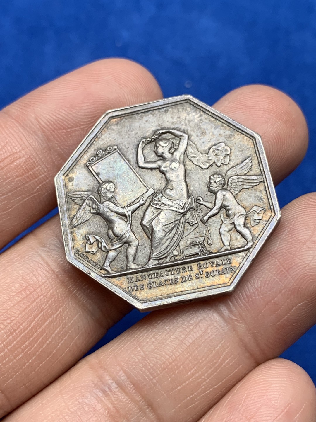 《竞宝斋》第157场-法国八角与章 专场！周日，周一，周四 3场 (全场包邮) 法国八角银质代币，圣戈班制镜公司，19.38g，32.3mm，少见早期油灯边铭