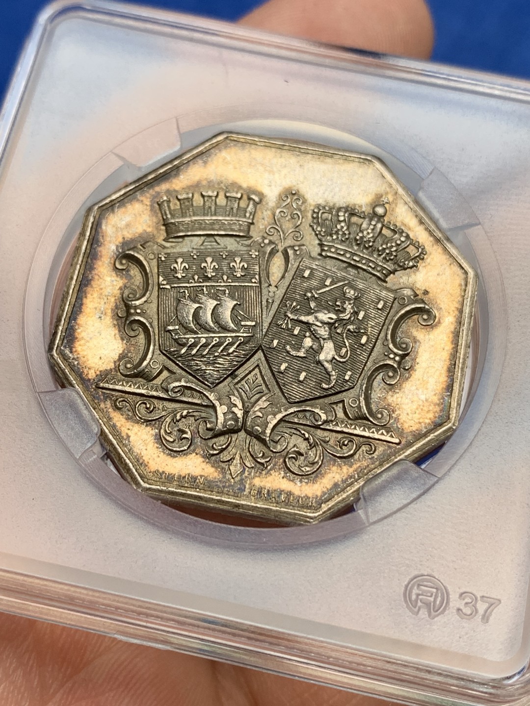 《竞宝斋》第157场-法国八角与章 专场！周日，周一，周四 3场 (全场包邮) 法国八角银质代币，21.09g，36.5mm，丰饶角边铭。巴黎与荷兰信贷银行，正面的左边是巴黎的巴黎的盾牌，右边是荷兰王国的狮子持剑盾牌，在荷兰2.5盾的银币上经常能看到这个狮子，这家银行1872年成立于巴黎，主要作为投资银行运营，今更名为BNP-Paribas。金色包浆映衬着盾徽非常漂亮