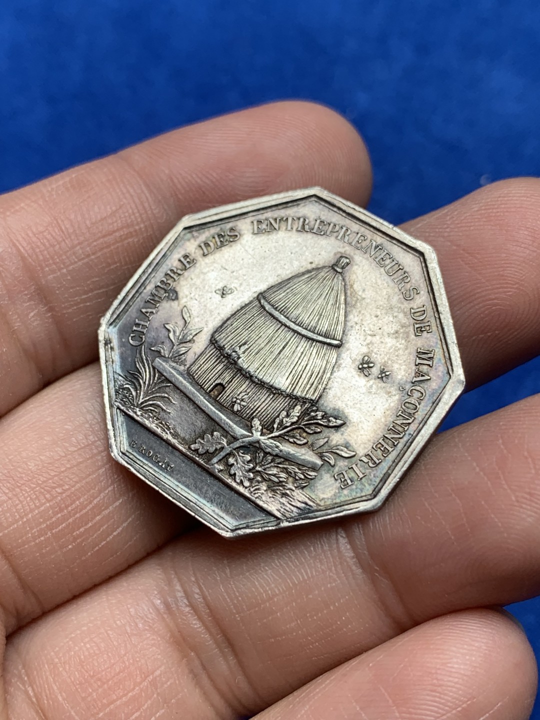 《竞宝斋》第157场-法国八角与章 专场！周日，周一，周四 3场 (全场包邮) 法国八角银质代币，砌体承包商商会，12.24g，32.7mm，无边铭，老包浆