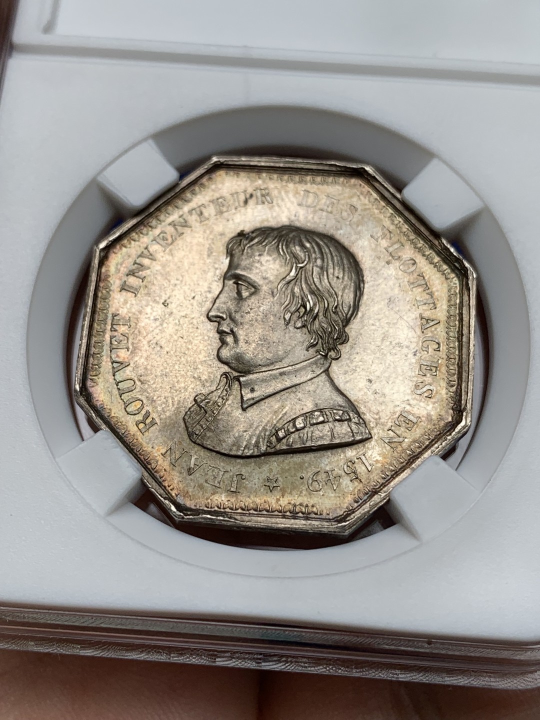 《竞宝斋》第157场-法国八角与章 专场！周日，周一，周四 3场 (全场包邮) 法国 八角银质代币 浮木运输，16.07g，33mm，蜜蜂边铭，正面是浮木运输的发明者让·鲁韦，背面由芦苇和橡树编织成的花环。延续早期的贵族花边，金色黄油彩，边道棱角分明