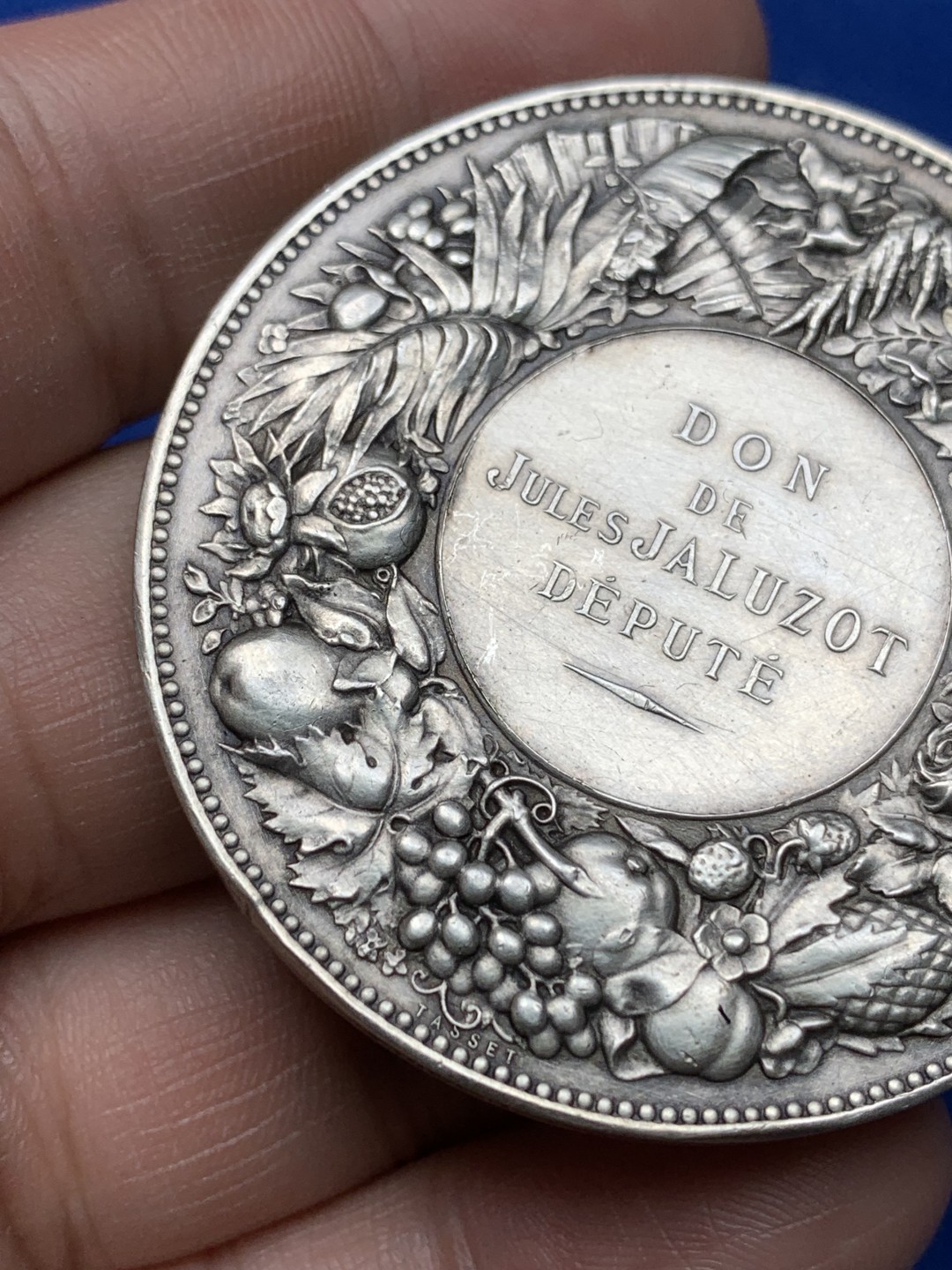 《竞宝斋》第157场-法国八角与章 专场！周日，周一，周四 3场 (全场包邮) 法国银章，三个植树小天使，来自朱尔斯·贾鲁佐的礼物，春天百货公司创始人，66.26g，50.8mm，丰饶角边铭，边有磕碰