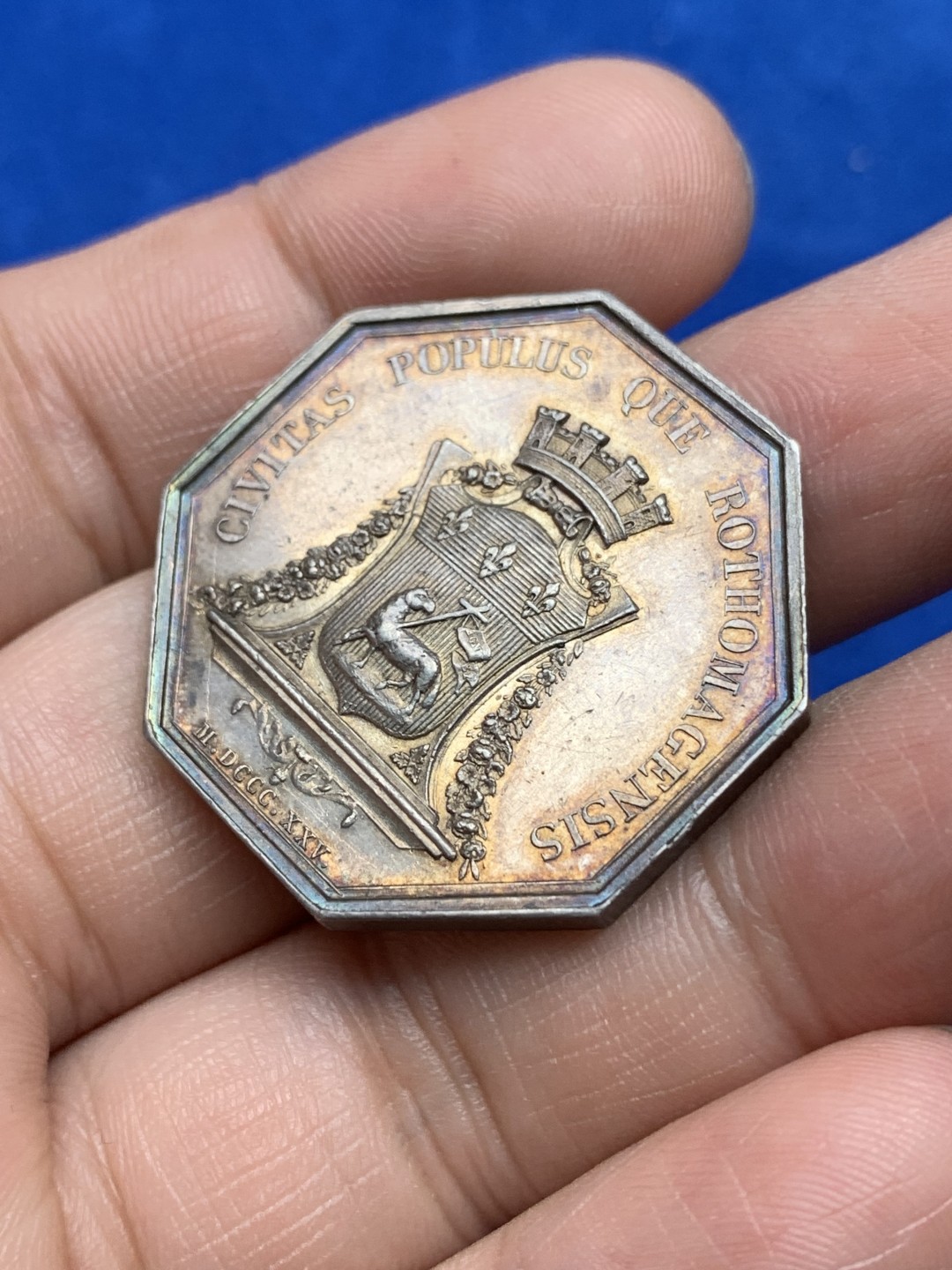 《竞宝斋》第157场-法国八角与章 专场！周日，周一，周四 3场 (全场包邮) 法国八角银质代币，1825年鲁昂地区人民，16.57g，32.7mm，早期无边铭，左脚扛旗羊，金色包浆