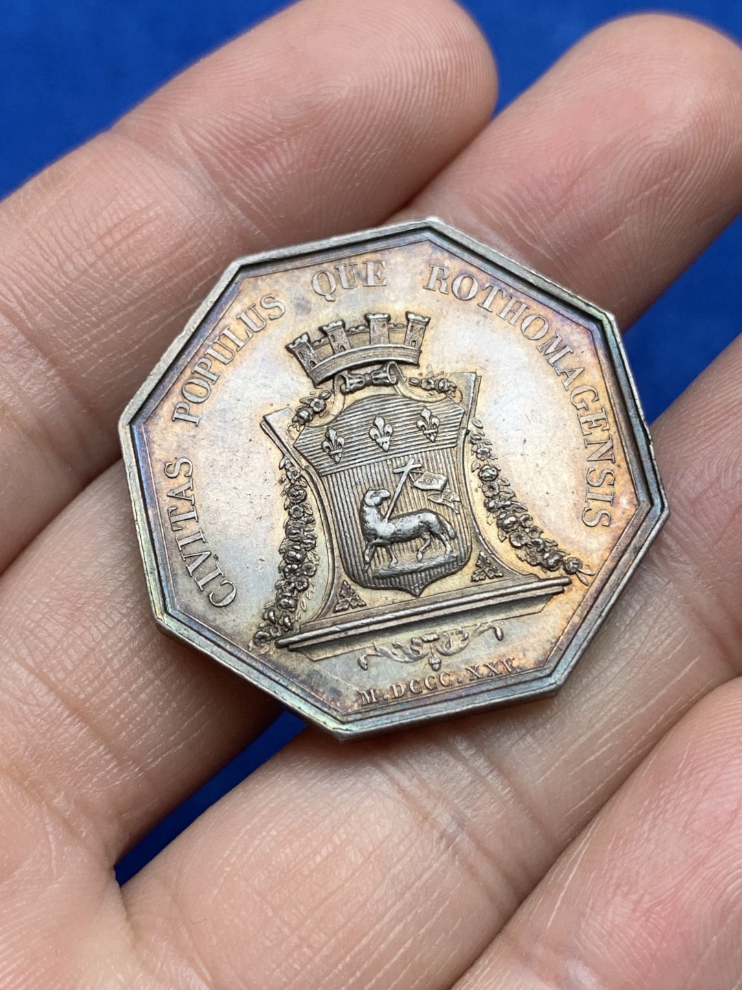 《竞宝斋》第157场-法国八角与章 专场！周日，周一，周四 3场 (全场包邮) 法国八角银质代币，1825年鲁昂地区人民，16.57g，32.7mm，早期无边铭，左脚扛旗羊，金色包浆