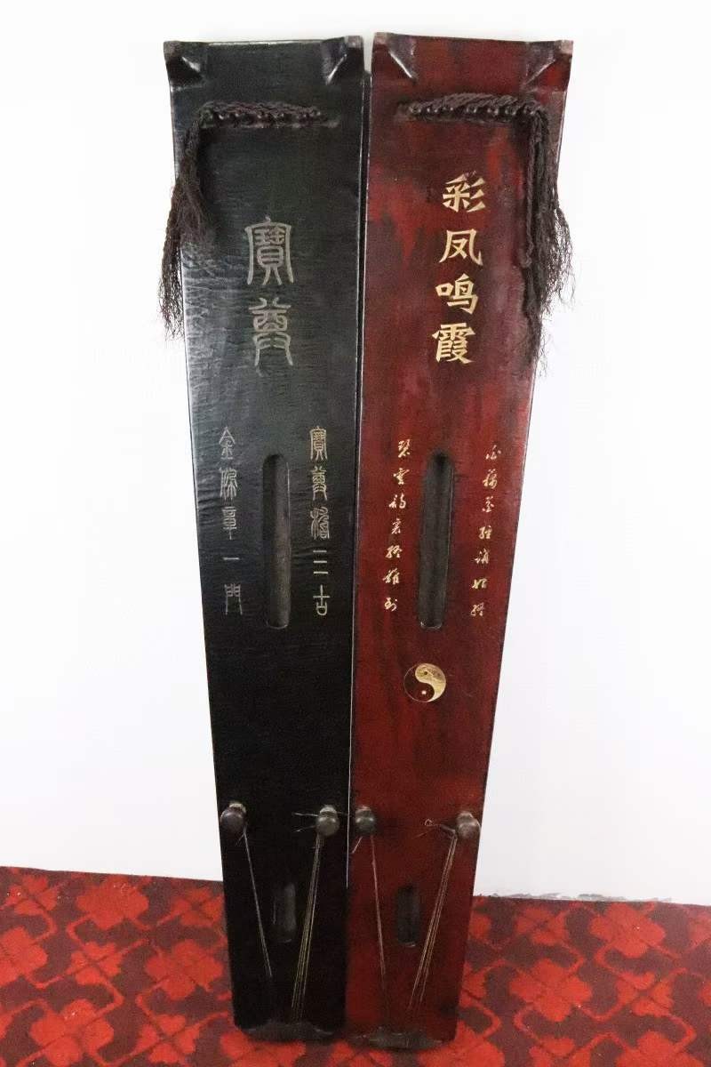 旧藏 明后期桐木《正合式古琴》，造型素静 大方 线条平滑，故被世人称做素琴 旧藏 明后期桐木《正合式古琴》，造型素静 大方 线条平滑，故被世人称做素琴