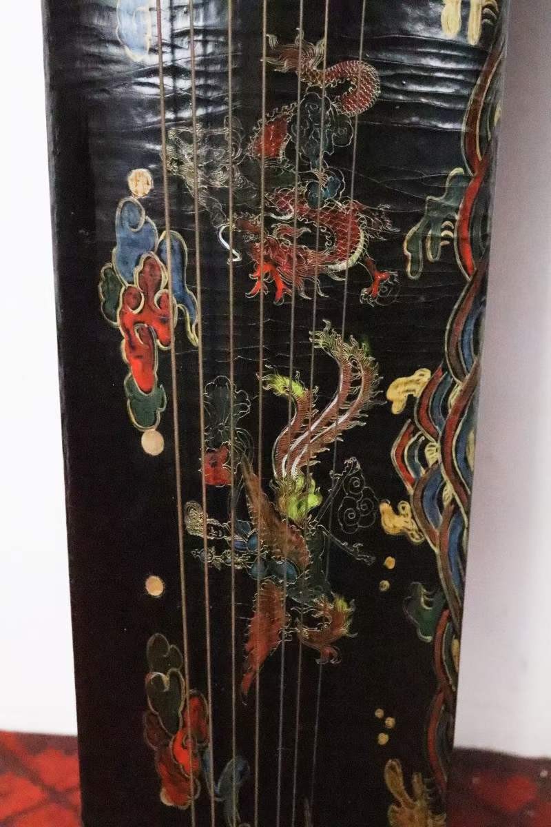 旧藏 明后期桐木《正合式古琴》，造型素静 大方 线条平滑，故被世人称做素琴 旧藏 明后期桐木《正合式古琴》，造型素静 大方 线条平滑，故被世人称做素琴