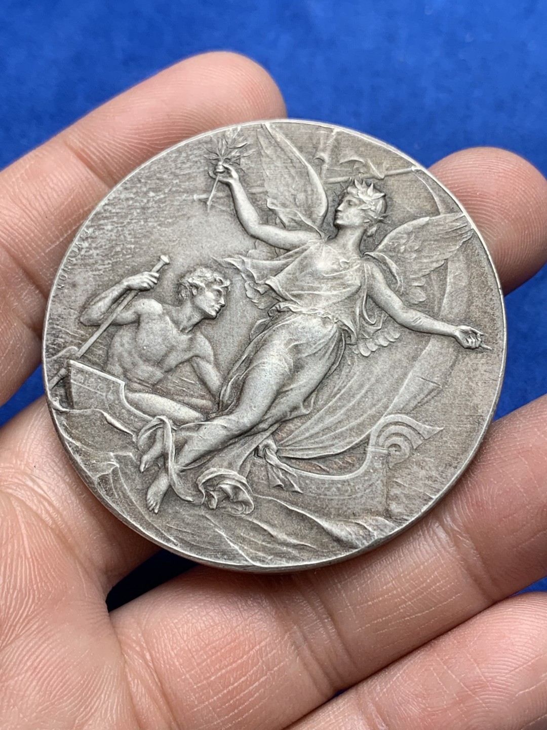 《竞宝斋》第157场-法国八角与章 专场！周日，周一，周四 3场 (全场包邮) 法国银章，法国游艇俱乐部，天使把桂冠赠予第一的男人，61.38g，50.3mm，野猪头银标