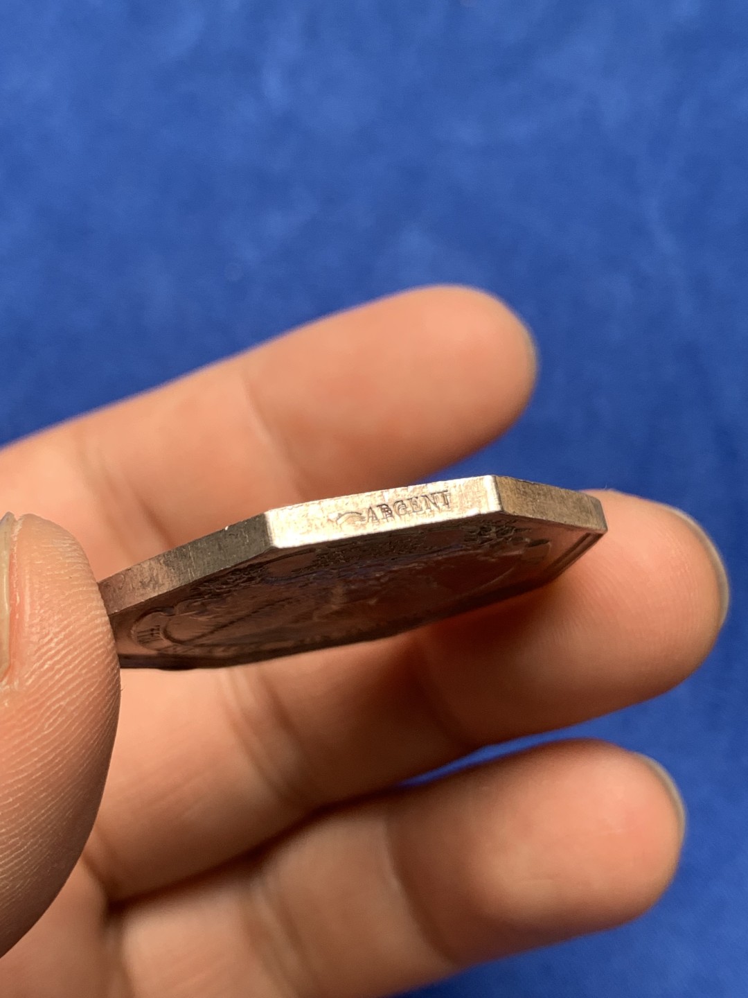 《竞宝斋》第157场-法国八角与章 专场！周日，周一，周四 3场 (全场包邮) 法国八角银质代币，凤凰火灾保险，菲利普一世，少见版本，背面外圈铭文为阴刻，23.2g，36.3mm，手指边铭