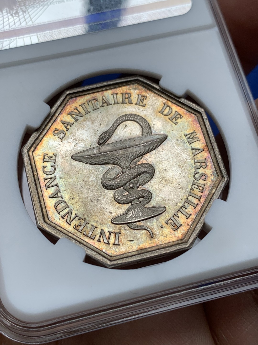 《竞宝斋》第157场-法国八角与章 专场！周日，周一，周四 3场 (全场包邮) 法国 八角银质代币 马赛地区医学会，18.63g，36mm，少见船首边铭，正面是法王菲利普，鬓毛，桂冠高点皆在，背面是盘绕在圣杯上吐信子的蛇，黄油彩非常漂亮