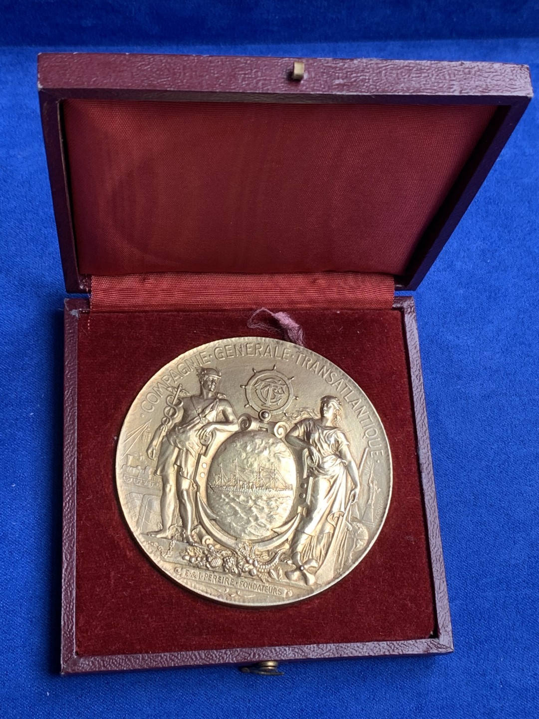 《竞宝斋》第157场-法国八角与章 专场！周日，周一，周四 3场 (全场包邮) 法国镀金银章，跨大西洋运输公司，航海和商业之神围绕着一艘椭圆的船，船停在锚上，女神后面是大西洋彼岸纽约的自由女神，167.59g，68mm，密涅瓦银标