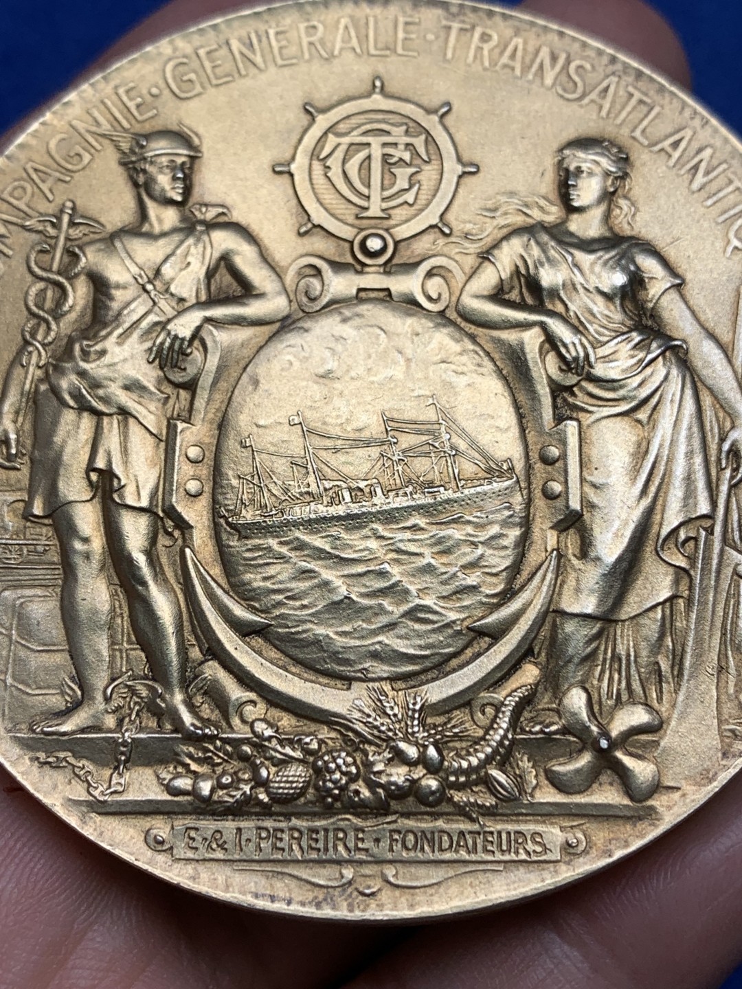 《竞宝斋》第157场-法国八角与章 专场！周日，周一，周四 3场 (全场包邮) 法国镀金银章，跨大西洋运输公司，航海和商业之神围绕着一艘椭圆的船，船停在锚上，女神后面是大西洋彼岸纽约的自由女神，167.59g，68mm，密涅瓦银标