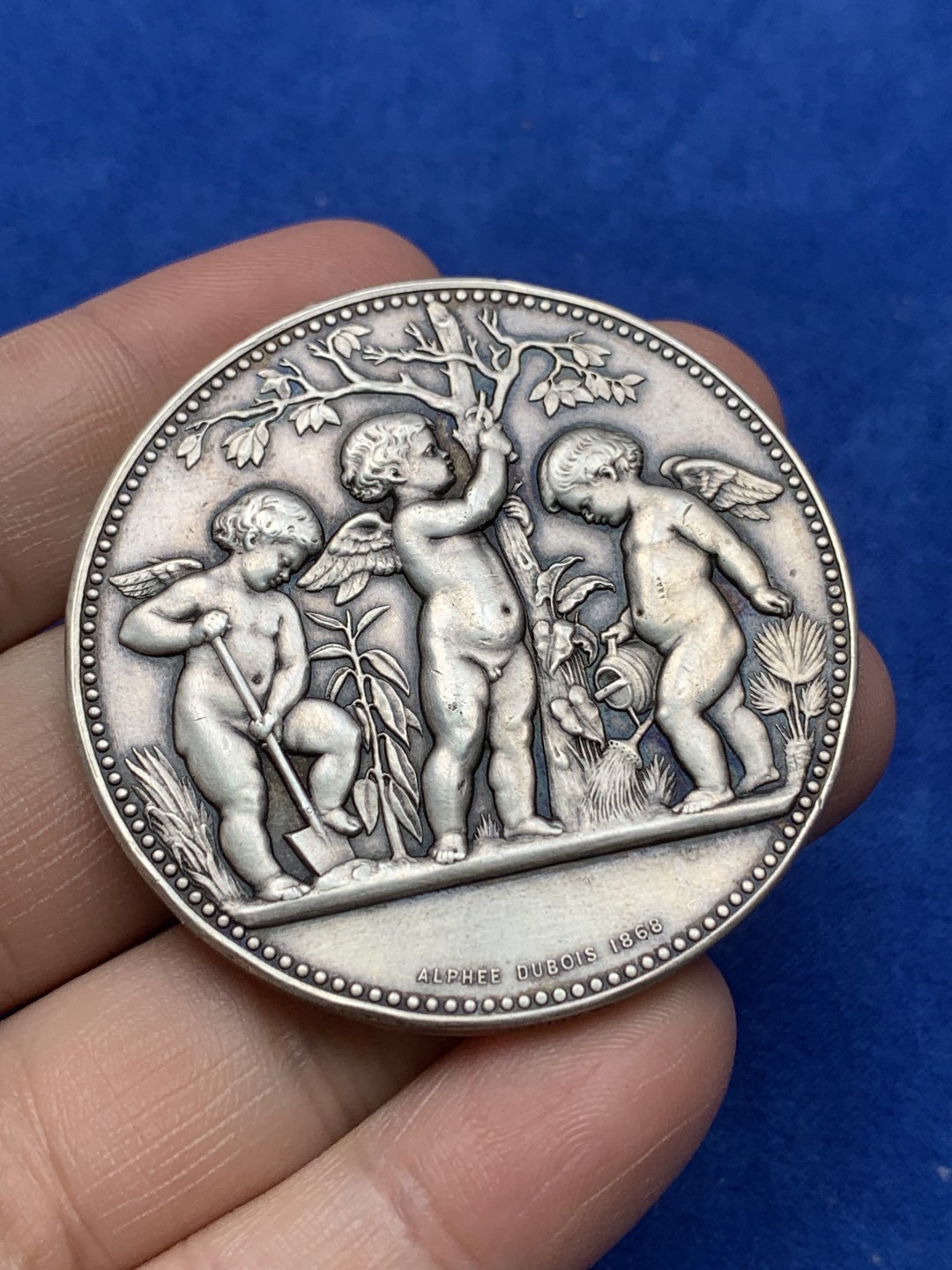 《竞宝斋》第157场-法国八角与章 专场！周日，周一，周四 3场 (全场包邮) 法国银章，三个植树小天使，来自朱尔斯·贾鲁佐的礼物，春天百货公司创始人，66.26g，50.8mm，丰饶角边铭，边有磕碰