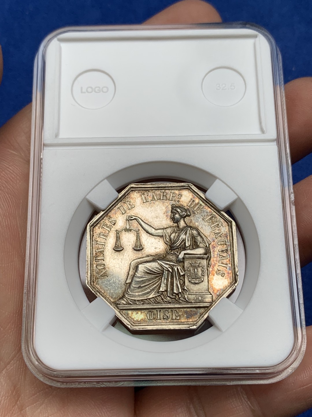 《竞宝斋》第157场-法国八角与章 专场！周日，周一，周四 3场 (全场包邮) 法国 八角银质代币 博韦地区公证人，15.18g，32mm，蜜蜂边铭，正面是手持天平的法官，坐在带有博韦城市徽章的柱子上，背面双蛇权杖和镜子由漂浮的丝带连接，交叉放置在橡木和云朵花环中央的两只紧握且容光焕发的手下，金黄包浆非常漂亮，且细节满满