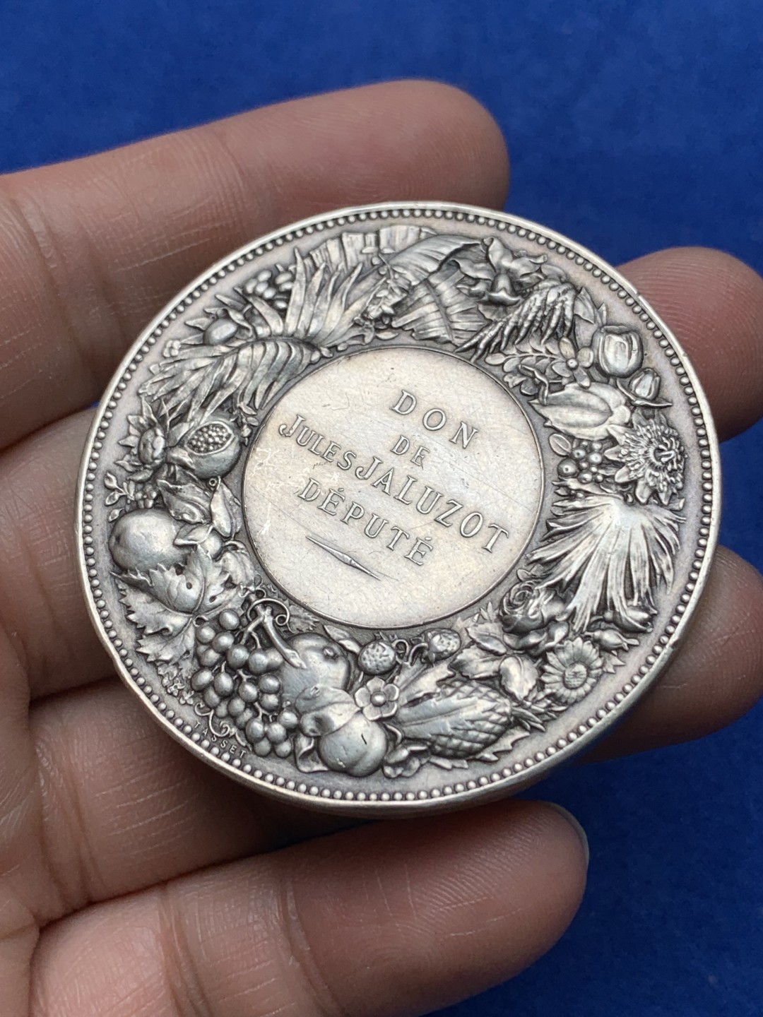 《竞宝斋》第157场-法国八角与章 专场！周日，周一，周四 3场 (全场包邮) 法国银章，三个植树小天使，来自朱尔斯·贾鲁佐的礼物，春天百货公司创始人，66.26g，50.8mm，丰饶角边铭，边有磕碰