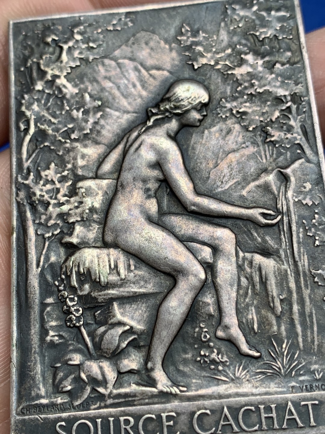 《竞宝斋》第157场-法国八角与章 专场！周日，周一，周四 3场 (全场包邮) 法国方形镀银铜章，1902年依云温泉落成典礼，66.25g，44.2*63.8mm，背面是从湖上看艾维昂市的景观