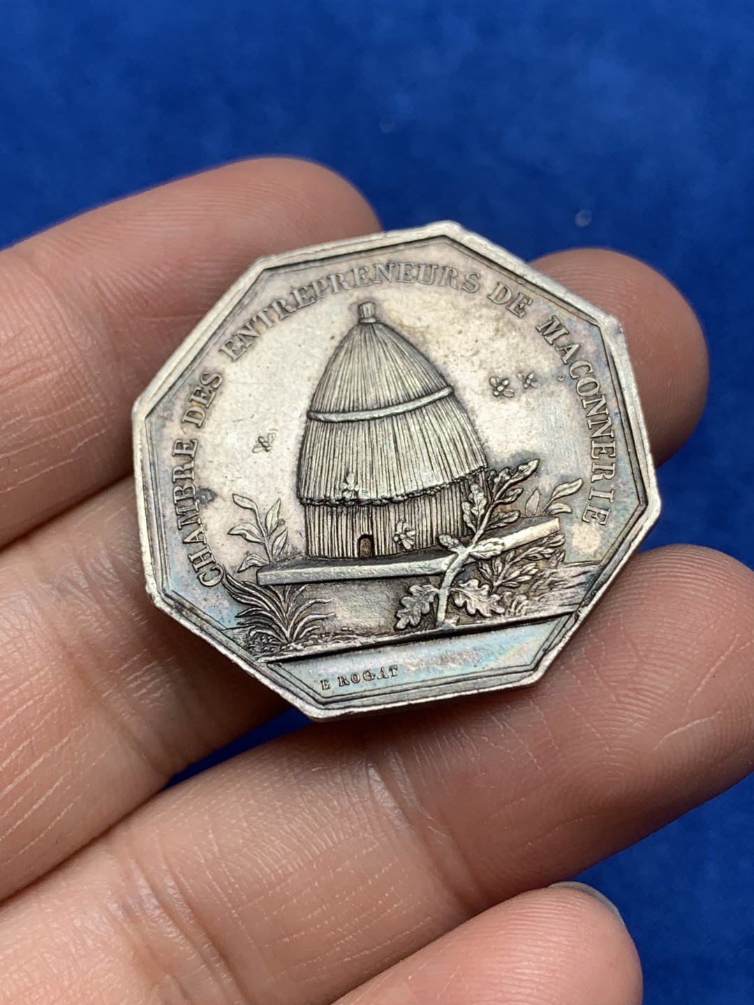 《竞宝斋》第157场-法国八角与章 专场！周日，周一，周四 3场 (全场包邮) 法国八角银质代币，砌体承包商商会，12.24g，32.7mm，无边铭，老包浆