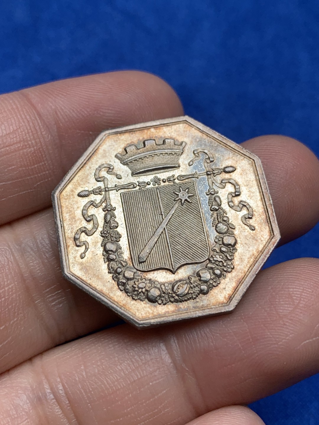 《竞宝斋》第157场-法国八角与章 专场！周日，周一，周四 3场 (全场包邮) 法国八角银质代币，科尔玛市政厅，12.8g，30.4mm，1832之前无边铭，金色包浆，正面的瓜果蔬菜和魔法棒保存完好