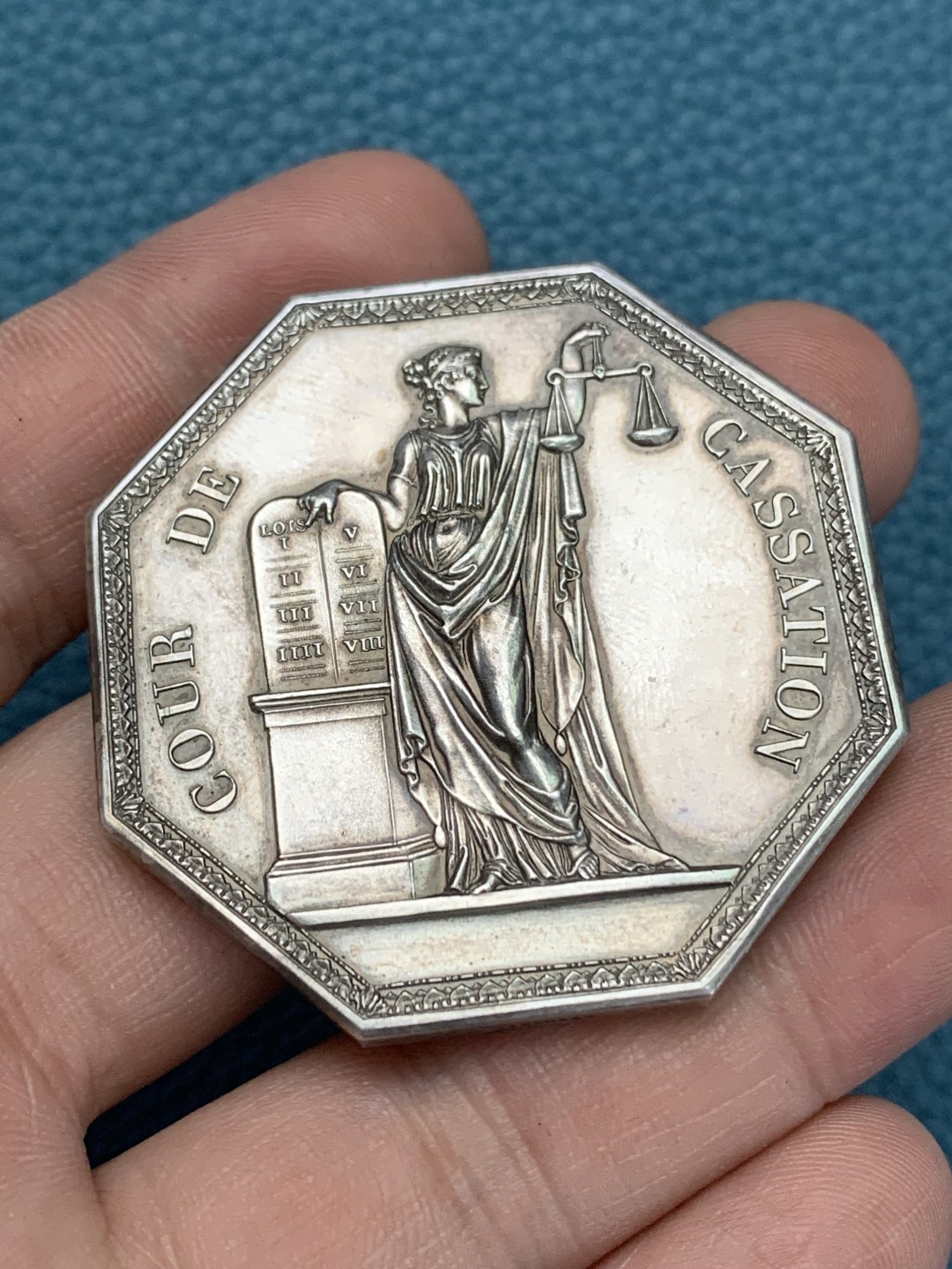 《竞宝斋》第157场-法国八角与章 专场！周日，周一，周四 3场 (全场包邮) 法国八角银质代币，1835年最高法院，左手持天平，右手指法律的忒弥斯，66.91g，46.5mm，丰饶角边铭，泰坦八角，老包浆 （大力神仅作参考）