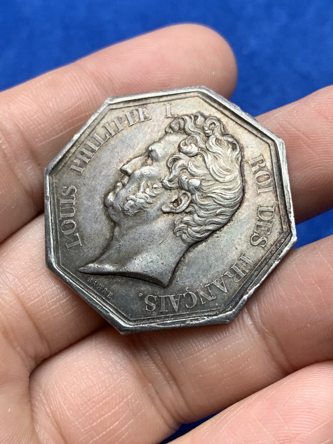 《竞宝斋》第157场-法国八角与章 专场！周日，周一，周四 3场 (全场包邮) 法国八角银质代币，巴黎证交所，审慎之神普鲁登斯坐于证交所建筑之前，19.58g，36.3mm，油灯边铭，12点方向有过挂件痕迹