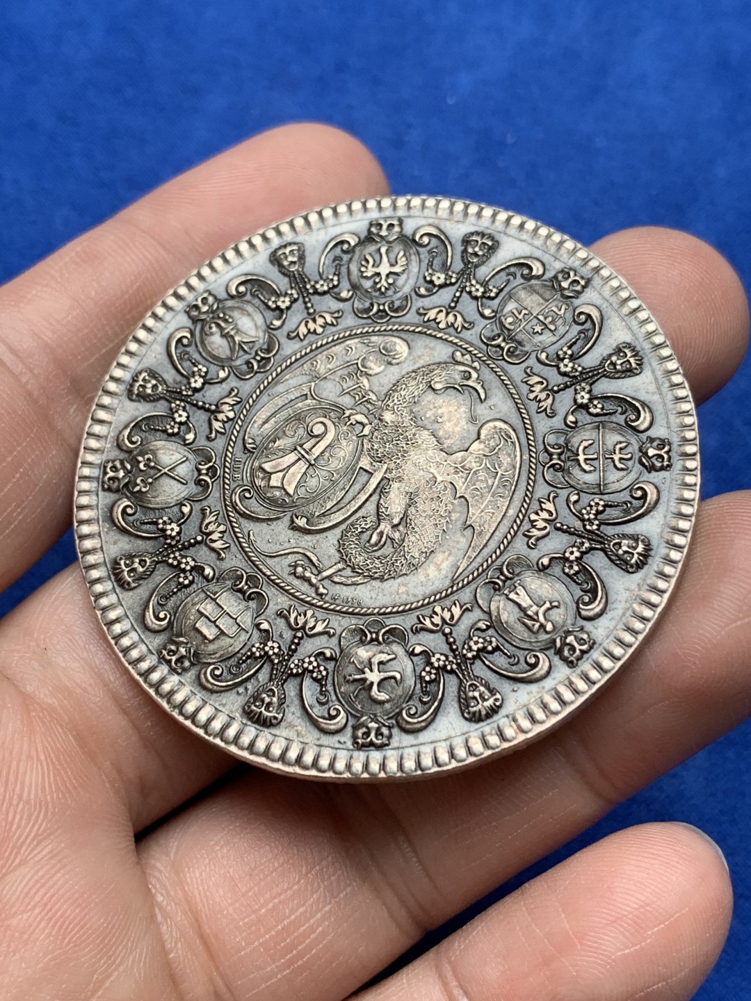 《竞宝斋》第157场-法国八角与章 专场！周日，周一，周四 3场 (全场包邮) 瑞士巴塞尔城市景观银章，珠状圆圈内港口有七艘船，背面带巴塞尔手臂的有翼龙，位于各种盾牌的中心圆内，38.16g，52mm，925银 1958铸造