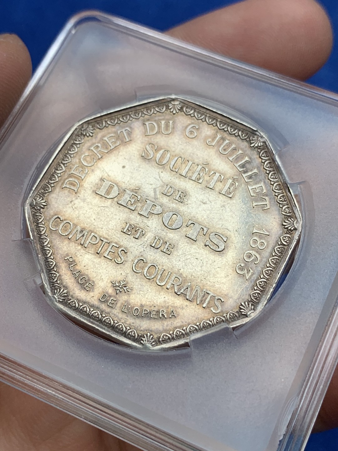 《竞宝斋》第157场-法国八角与章 专场！周日，周一，周四 3场 (全场包邮) 法国八角银质代币，法国信用储蓄银行，正面是公司大楼处巴黎歌剧院，23.25g，37.7mm，蜜蜂边铭，黄油光