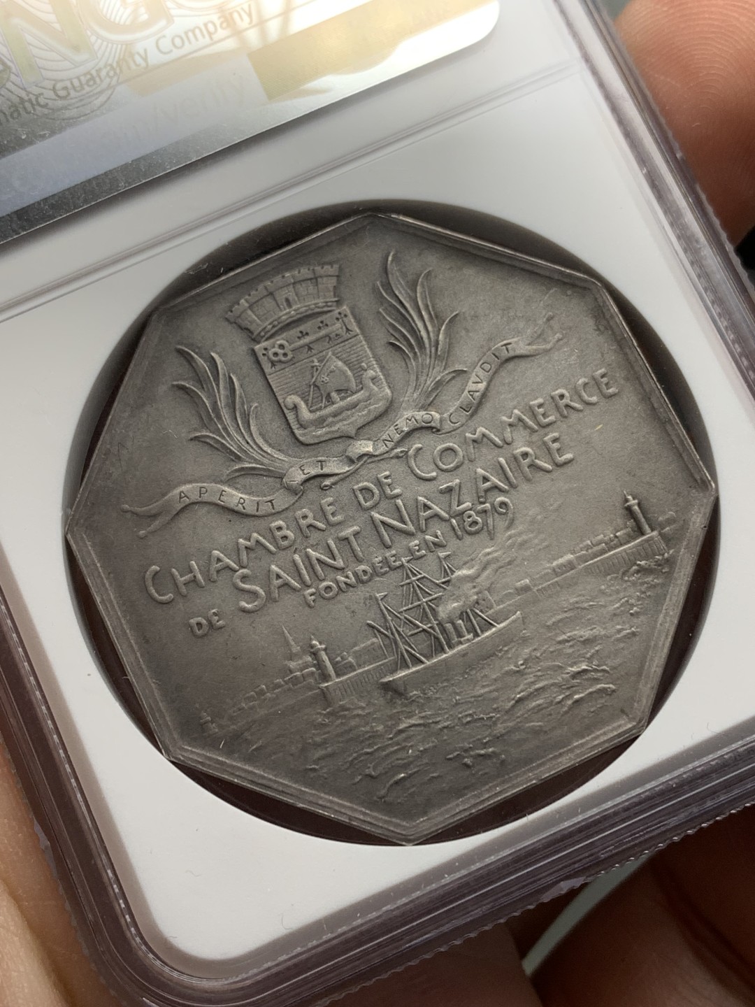 《竞宝斋》第157场-法国八角与章 专场！周日，周一，周四 3场 (全场包邮) NGC-MS62 法国八角银质代币，圣纳泽尔商会，名家奥斯卡 罗蒂作品，42mm，近39g超大规格，蒙着面纱的海仙女涅瑞德斯手持手杖，坐在海角上，俯瞰大海，脚下是其坐骑海豚，她是水手和渔民的保护神，保佑着过往的船只，状态很好