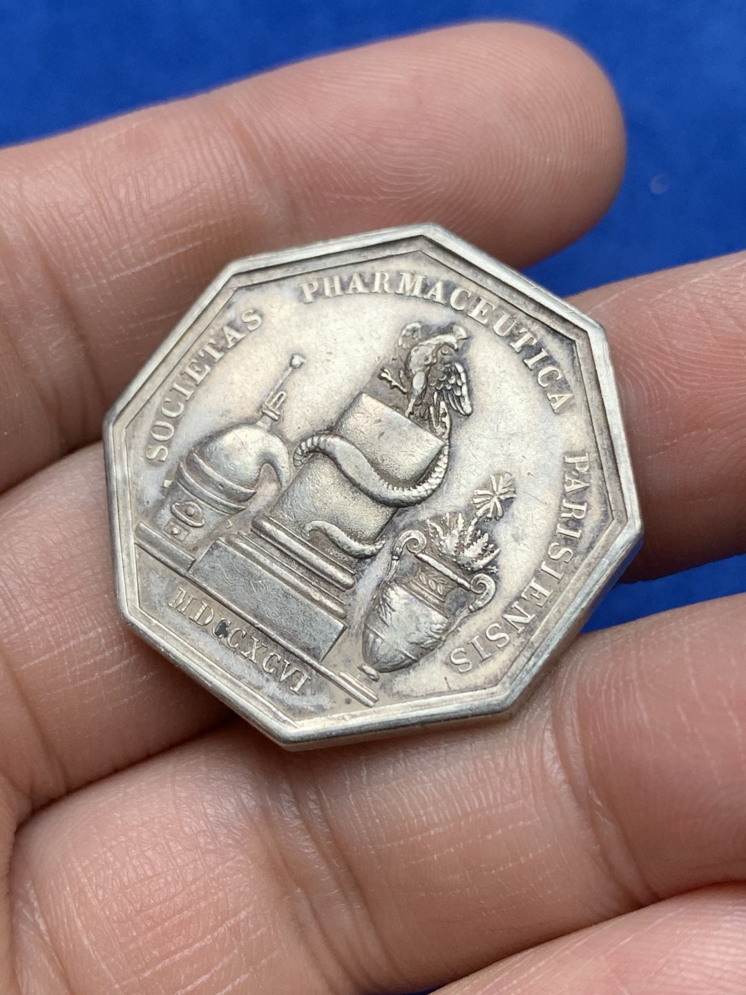 《竞宝斋》第157场-法国八角与章 专场！周日，周一，周四 3场 (全场包邮) 法国八角银质代币，巴黎医学协会，15.27g，30.5mm，无边铭，