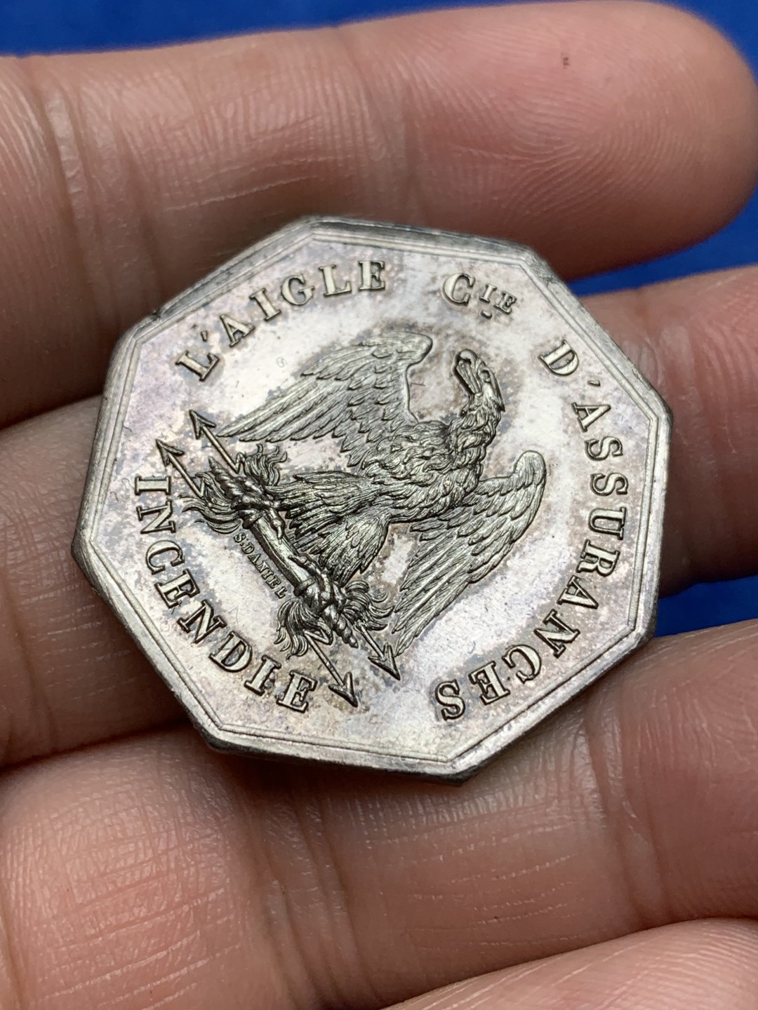 《竞宝斋》第157场-法国八角与章 专场！周日，周一，周四 3场 (全场包邮) 法国八角银质代币，雄鹰保险，羽毛细节非常好，原光带初铸纹，12.05g，31mm，手指边铭，少见版本