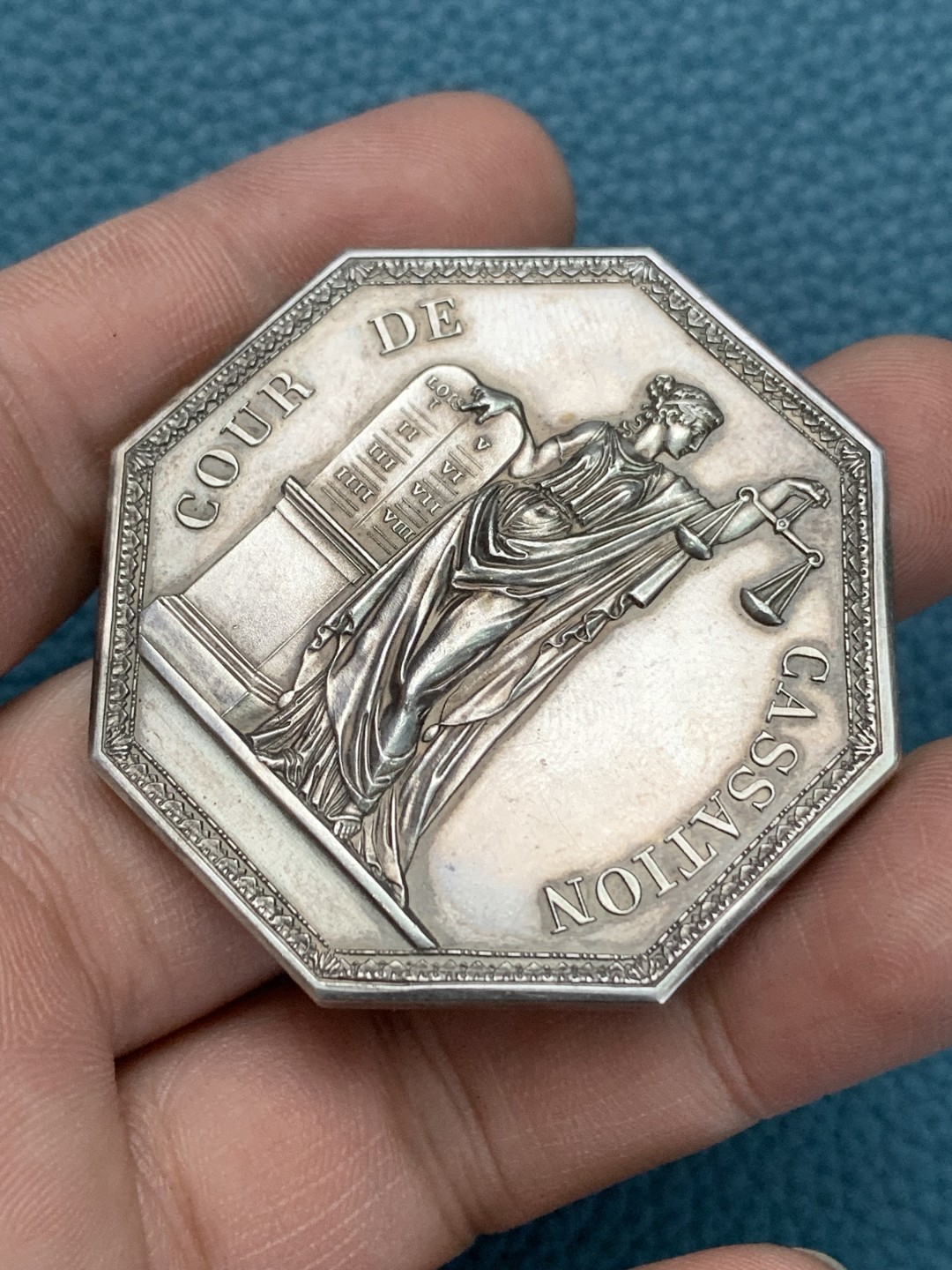 《竞宝斋》第157场-法国八角与章 专场！周日，周一，周四 3场 (全场包邮) 法国八角银质代币，1835年最高法院，左手持天平，右手指法律的忒弥斯，66.91g，46.5mm，丰饶角边铭，泰坦八角，老包浆 （大力神仅作参考）