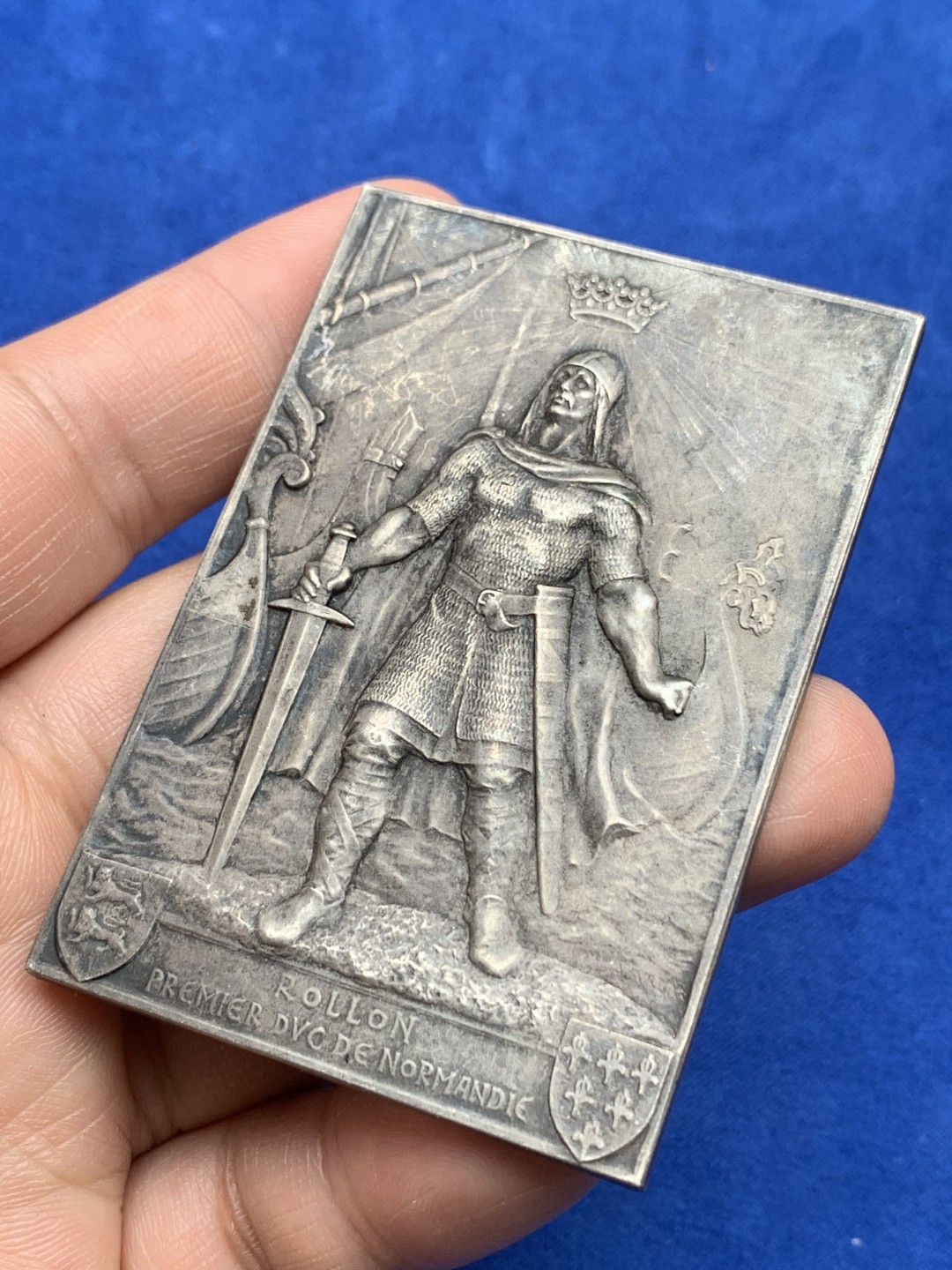 《竞宝斋》第157场-法国八角与章 专场！周日，周一，周四 3场 (全场包邮) 法国方形镀银铜章，1911年诺曼底公国基金会，纪念建国千年，第一代诺曼底公爵罗伦，背面城市景观，85.07g，48.3*70.3mm