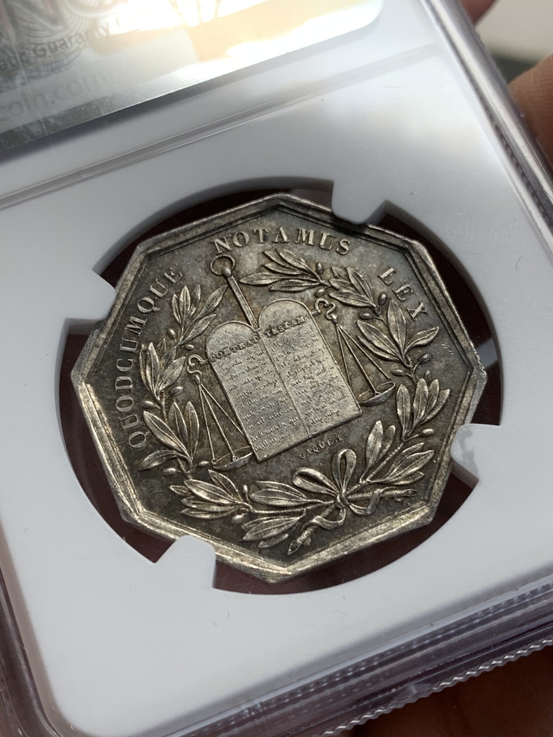 《竞宝斋》第157场-法国八角与章 专场！周日，周一，周四 3场 (全场包邮) NGC-MS64 法国八角银质代币 阿比维尔地区公证人，蜜蜂边铭，手上经脉栩栩如生，少见的光芒穿过云层版