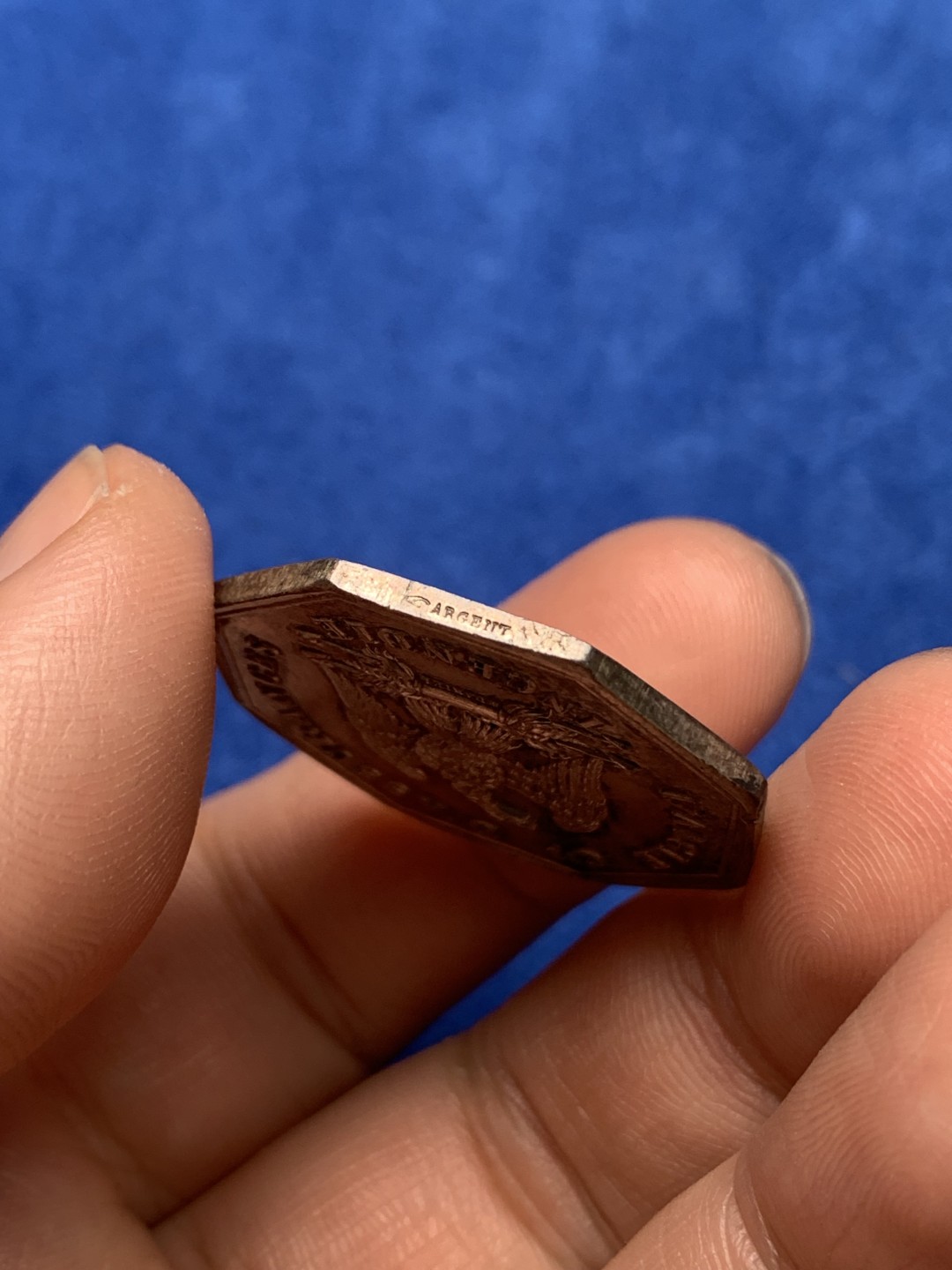 《竞宝斋》第157场-法国八角与章 专场！周日，周一，周四 3场 (全场包邮) 法国八角银质代币，雄鹰保险，羽毛细节非常好，原光带初铸纹，12.05g，31mm，手指边铭，少见版本