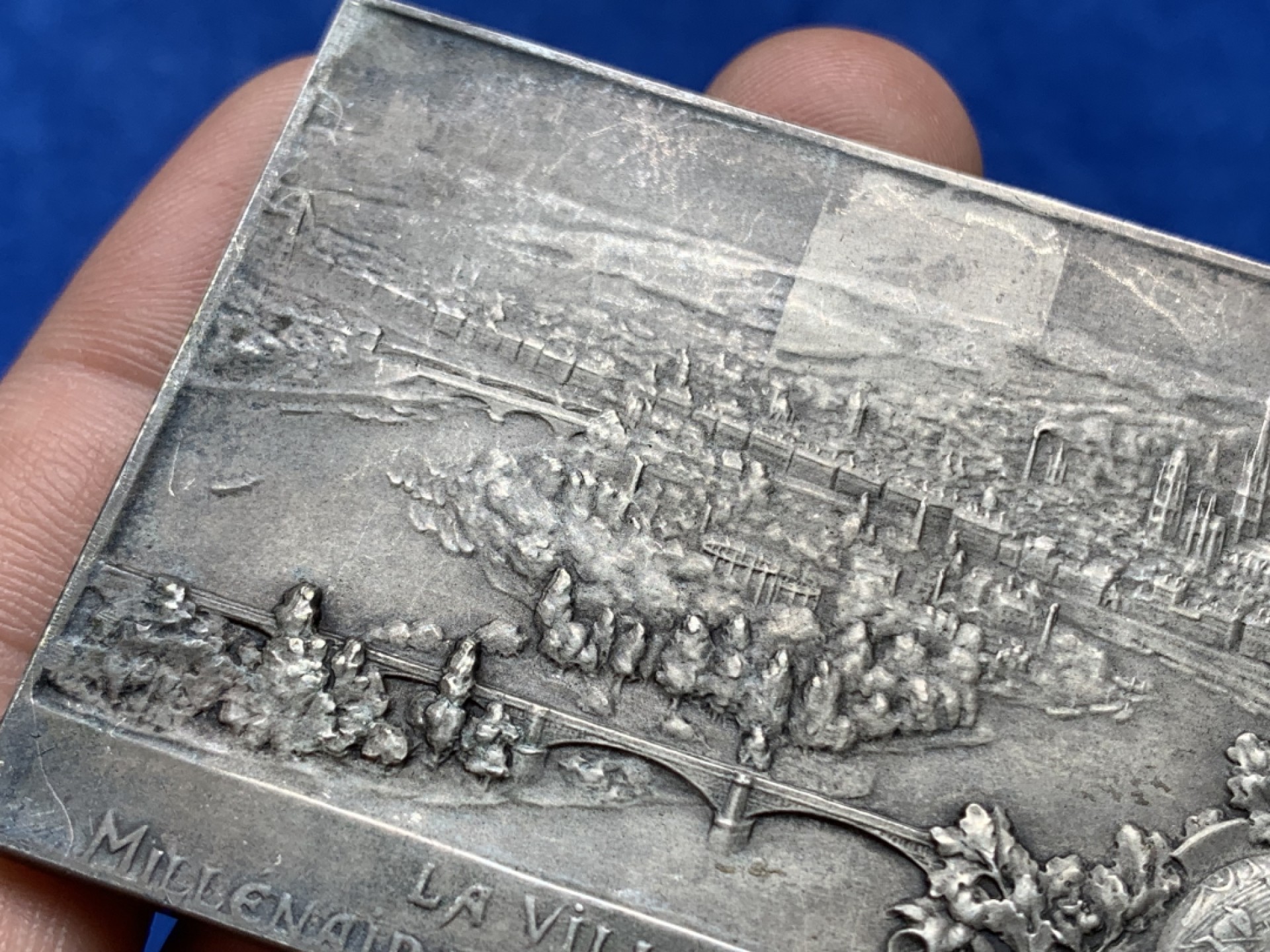 《竞宝斋》第157场-法国八角与章 专场！周日，周一，周四 3场 (全场包邮) 法国方形镀银铜章，1911年诺曼底公国基金会，纪念建国千年，第一代诺曼底公爵罗伦，背面城市景观，85.07g，48.3*70.3mm