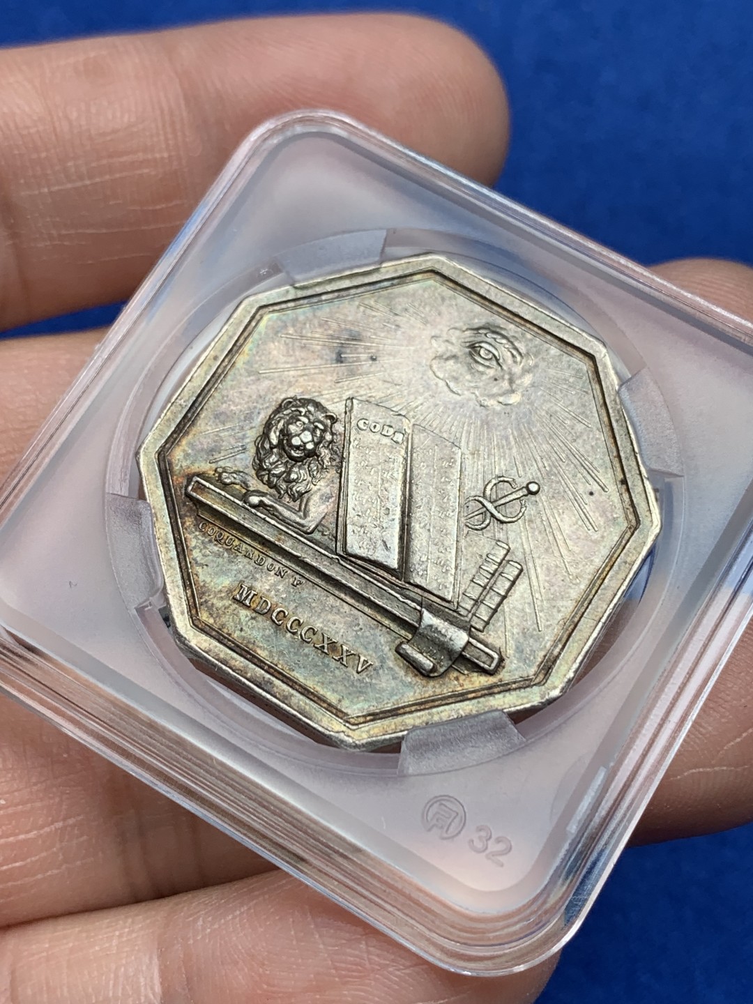 《竞宝斋》第157场-法国八角与章 专场！周日，周一，周四 3场 (全场包邮) 法国八角银质代币，1825年凡尔赛宫法警法庭，14.36g，31.2mm，蜜蜂边铭，正面是来自共济会的灵感，光芒四射的万能之眼下的一只卧狮、墨丘利的双蛇权杖和法典，少见非常漂亮的设计