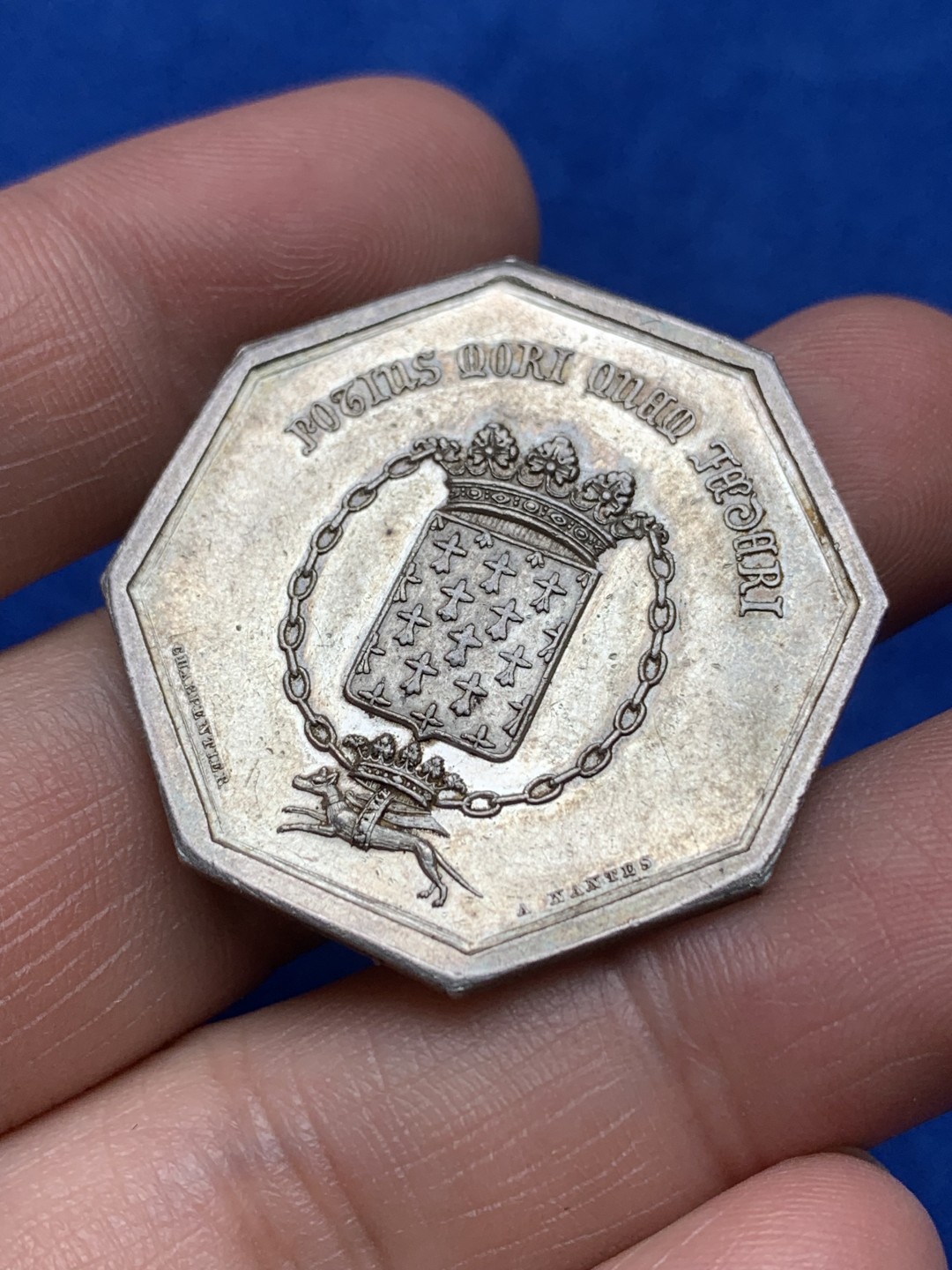 《竞宝斋》第157场-法国八角与章 专场！周日，周一，周四 3场 (全场包邮) 法国八角银质代币，布列塔尼保险公司，狗背圈圈，13.33g，34.5mm，手指边铭