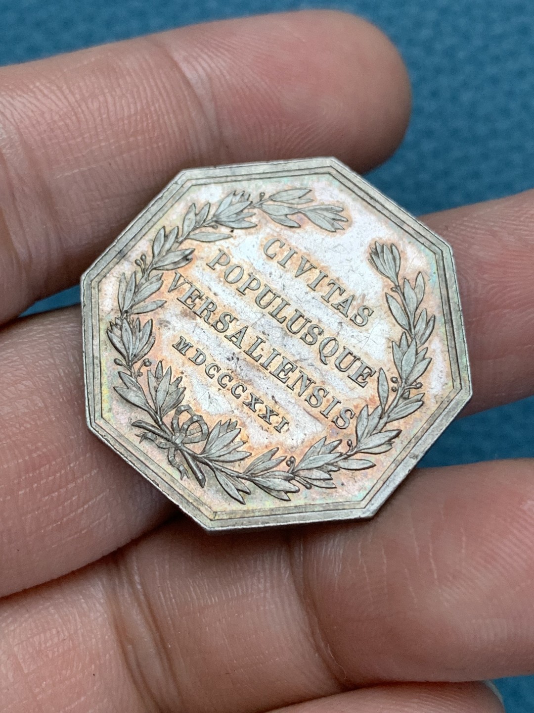 《竞宝斋》第157场-法国八角与章 专场！周日，周一，周四 3场 (全场包邮) 法国八角银质代币，带有双头鸡纹章标志的凡尔赛城市，11.7g，30.5mm，早期无边铭，黄油光