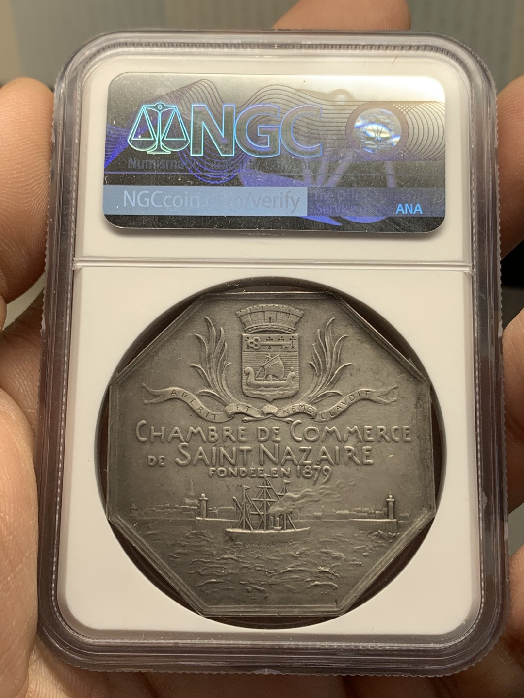 《竞宝斋》第157场-法国八角与章 专场！周日，周一，周四 3场 (全场包邮) NGC-MS62 法国八角银质代币，圣纳泽尔商会，名家奥斯卡 罗蒂作品，42mm，近39g超大规格，蒙着面纱的海仙女涅瑞德斯手持手杖，坐在海角上，俯瞰大海，脚下是其坐骑海豚，她是水手和渔民的保护神，保佑着过往的船只，状态很好